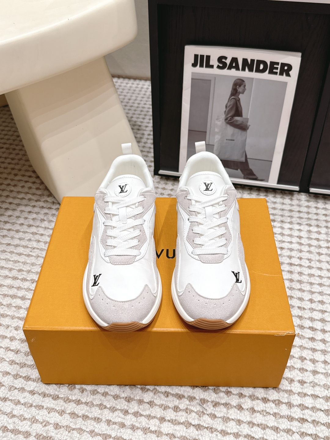 NO:814542,Purchasing agent level LV Runner Tatic men's sports shoes Louis Vuitton high-end casual shoes, suede, mesh and rubber stitching, perfect texture and breathable. The LV logo on the side of the shoe is very recognizable, and the thick-soled design is comfortable to wear and can increase your height. It is OK for daily or light exercise!  Luduo luxury sports shoes, both fashionable and functional, a must-have for fashionistas!  size39-44 (45 customized), casual shoes/sports shoes, louis vuitton, louis vuitton, sneakers, chamois leather19860909代购级 LV Runner Tatic男款运动鞋 Louis Vuitton 高端休闲鞋,麂皮、网布和橡胶拼接,质感满分又透气.鞋侧LV标志超有辨识度,厚底设计穿着舒适还能增高,日常或轻运动都OK！妥妥奢侈品运动鞋,时尚与功能兼备,潮人必入！ size39-44（45定做）,休闲鞋/运动鞋,louis vuitton,louis vuitton,sneakers,chamois leather,Women's Shoes