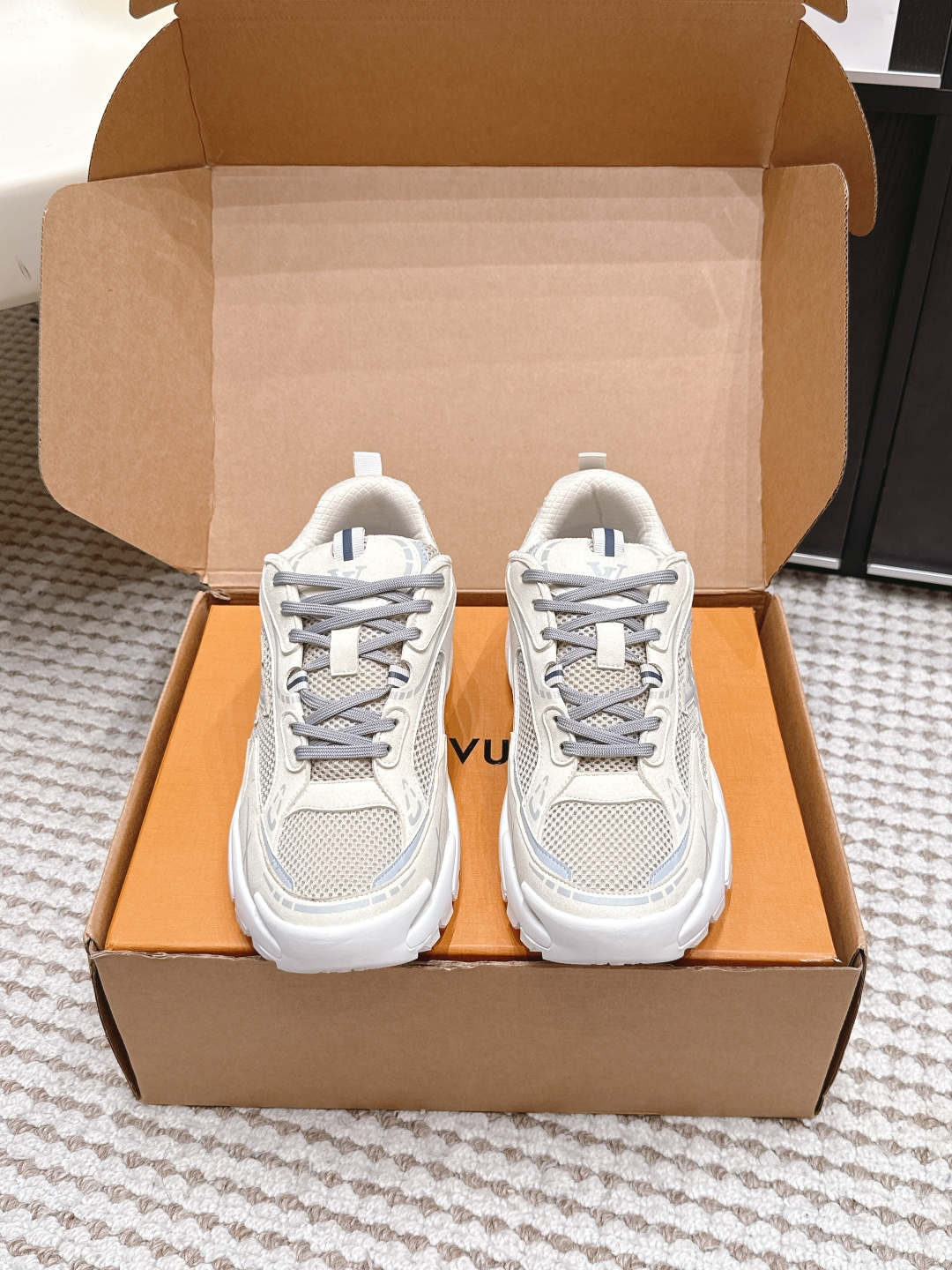 NO:814533,Purchasing-grade Louis Vuitton LV Tatic Runner sneakers. This shoe is one of LV's popular 'dad shoe' series in recent years. It is also a new model launched during the period when Pharrell Williams was in charge. Compared with the traditional LV Trainer sneakers, its style is more outdoor and retro sports, and is more suitable for casual and street style wear. The upper is made of mesh cloth and technical fabrics, taking into account breathability and retro texture.  The side of the shoe is decorated with the eye-catching LV letter logo, and the word 'VUITTON' is printed on the heel. The sole is also embellished with Monogram floral elements for full recognition. The thick rubber outsole provides a good cushioning effect and has its own heightening effect; the lines of the shoe body are decorated with sports graffiti-style lines, with dark blue + gray + white color matching, versatile and textured. Sizes 39-45 (customized for 45), casual shoes/sports shoes, louis  vuitton,louis vuitton,louis vuitton,sneakers19860909代购级 Louis Vuitton路易威登 LV Tatic Runner 运动鞋 这款鞋是LV近年热门的“老爹鞋”系列之一,也是Pharrell Williams主理时期推出的新款,相比传统的LV Trainer板鞋,它的风格更偏向户外、复古运动,更适合搭配休闲、街头风穿搭. 采用网眼布与科技面料拼接打造鞋面,兼顾透气性与复古质感. 鞋身侧面饰有醒目的LV字母标识,后跟印有“VUITTON”字样,鞋底还点缀了Monogram花卉元素,辨识度拉满. 厚底橡胶外底提供了良好的缓震效果,同时自带增高效果；鞋身线条带有运动涂鸦风格的线条装饰,搭配深蓝+灰+白的配色,百搭又显质感. 尺码39-45（45定做）,休闲鞋/运动鞋,louis vuitton,louis vuitton,louis vuitton,sneakers,Women's Shoes