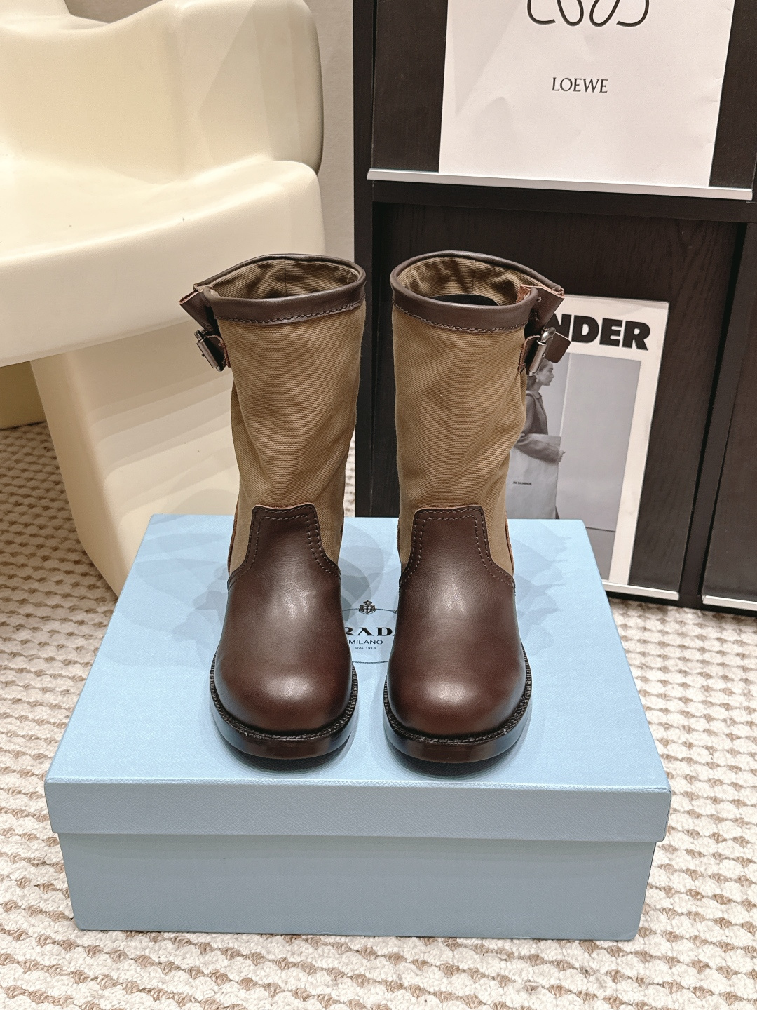 NO:816110,Purchasing agent Prad* 26ss spring and summer new spliced retro short boots. The shoe body is designed with textured fabric splicing. The neat stitching outlines smooth lines. It is matched with the metal buckle details on the boot opening. It is simple and ingenious. There are two low saturated colors to choose from, whether it is dark brown or light khaki. Both have retro filters. When paired with jeans, overalls or skirts, you can easily create a lazy and high-end atmosphere.  The low-heeled design takes into account both comfort and style. Your feet will not be tired during daily commuting or shopping. The soft upper foot experience makes your feet unburdened. The boot shape modifies the leg shape, can quietly lengthen the leg line, and is friendly to various leg types. The upper is calfskin/canvas, the lining is cowhide, and the outsole is original molded outsole size 35-41 (customized sizes 40 and 41 are not returnable)  Heel height 4cm, boots, prada, boots, skirts, jeans, cowhide19860909代购级 Prad* 26ss 春夏新款拼接款复古短靴 鞋身采用质感面料拼接设计,利落的缝线勾勒出流畅线条,搭配靴口的金属扣带细节,简约中透着巧思.两种低饱和色调可选,不管是深棕还是浅卡其,都自带复古滤镜,搭配牛仔裤、工装裤或是半裙,都能轻松营造出慵懒又高级的穿搭氛围. 低跟设计兼顾了舒适度与造型感,日常通勤、逛街暴走都不会累脚,软乎乎的上脚体验让双脚毫无负担.靴型修饰腿型,能悄悄拉长腿部线条,对各种腿型都很友好. 鞋面小牛皮/帆布 内里牛皮 大底原版开模大底 size35-41码（40、41码定制不退换） 跟高4cm,靴子,prada,boots,skirts,jeans,cowhide,Women's Shoes