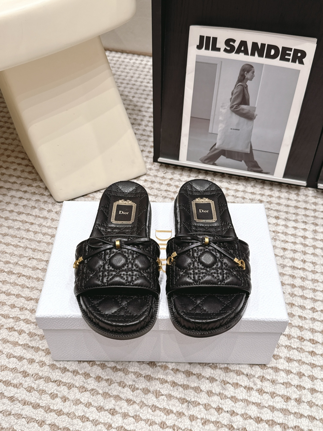 NO:816136,Purchasing-grade Dio*26SS new spring and summer diamond pattern one-line sandals. The diamond quilted texture covers the shoe body, with exquisite metal accessories and thin ribbon bows. The overall lines are simple and neat, with its own high-end texture, and it is easy to create a relaxed and elegant style. Paired with casual shorts, it is casual and lazy, paired with a dress, gentle and delicate, paired with wide-leg pants to create a relaxed atmosphere. Whether it is for daily outings or at home, it can adapt to a variety of styles and scenes. Upper cowhide  Sheepskin lining, original molded outsole, sizes 35-41 (customized sizes 40 and 41 are non-refundable), heel height 3cm, slippers, dior, slippers, skirts, shorts, cowhide, sheepskin19860909代购级 Dio*26SS春夏新款菱格纹一字凉拖 菱格绗缝纹理铺满鞋身,搭配精致金属饰件与细带蝴蝶结,整体线条简约利落,自带高级质感,轻松拿捏松弛贵气风. 搭配休闲短裤随性慵懒,搭配连衣裙温柔精致,搭配阔腿裤又能穿出松弛氛围感,无论是日常出街还是居家外穿,都能适配多种风格与场景. 鞋面牛皮 内里羊皮 大底原版开模大底 size35-41码（40、41码定制不退换） 跟高3cm,拖鞋,dior,slippers,skirts,shorts,cowhide,sheepskin,Women's Shoes