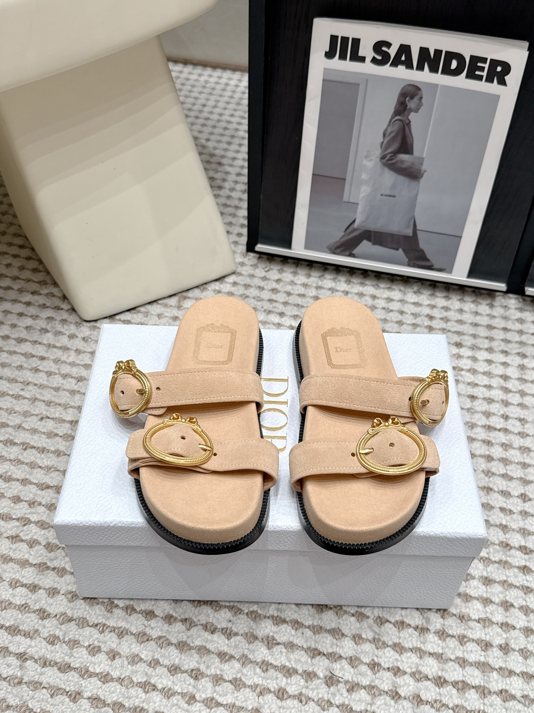 NO:816127,Purchasing-grade Dio*26SS new spring and summer double-strap metal buckle flat sandals. The double-strap design is equipped with retro round metal buckles. The lines are neat and simple, and it has a relaxed retro texture. It can easily adapt to a variety of styles. It is a versatile style in the summer shoe cabinet. It is casual and casual with denim shorts, soft and lazy with long skirts, and can be worn with wide-leg pants to create a relaxed atmosphere. It can be easily controlled whether it is for daily outings, vacations, or home wear. Upper cowhide  Sheepskin lining, original molded outsole, sizes 35-41 (customized sizes 40 and 41 are non-refundable), heel height 3cm, slippers, dior, slippers, skirts, shorts, cowhide, sheepskin19860909代购级 Dio*26SS春夏新款双带金属扣平底凉拖 双带设计搭配复古圆形金属扣,线条利落简约,自带松弛的复古质感,轻松适配多种穿搭风格,是夏日鞋柜里的百搭款. 搭配牛仔短裤随性休闲,搭配长裙温柔慵懒,搭配阔腿裤又能穿出松弛氛围感,无论是日常出街、度假出行还是居家外穿,都能轻松驾驭. 鞋面牛皮 内里羊皮 大底原版开模大底 size35-41码（40、41码定制不退换） 跟高3cm,拖鞋,dior,slippers,skirts,shorts,cowhide,sheepskin,Women's Shoes