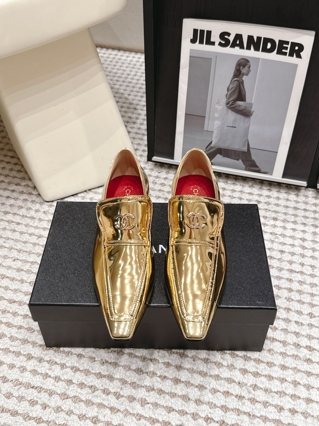 NO:816130,Purchasing agent Chane*·26s new spring and summer patent leather small square toe Chelsea shoes  The small square toe is Chanel's most restrained modification on this pair of shoes - it is not an architectural square toe that is square enough to measure a right angle, but a subtle compromise point between the round toe and the square toe, like a rounded ninety-degree corner, retaining a sense of direction without losing its gentleness.  The luster of the leather covers the upper, a thin and bright mirror surface, which can illuminate blurry figures, but does not reflect the glare like cheap patent leather. The elastic side inserts are the most honest confession of Chelsea's bloodline - this pair of shoes does not need to be tied or buckled, and you can go out in one step.  Material patent leather, lining sheep lining, outsole genuine leather outsole imported from Italy, shoe size 35-39/40, customized, non-returnable, single shoes, chanel, Leather soles19860909代购级 Chane*·26s 春夏新款 漆皮小方头切尔西单鞋 小方头是Chanel在这双鞋上最克制的修正——不是方到可以量出直角的建筑感方头,而是在圆头与方头之间取了一个微妙的折中点,像被磨圆了的九十度转角,保留着方向感却不失温柔.漆皮的光泽覆盖在鞋面上,是一层薄而亮的镜面,能照见模糊的人影,却不像廉价漆皮那样刺眼地反光.松紧带侧边嵌片是切尔西血统最诚实的自白——让这双鞋不用系带、不用搭扣,一蹬就能出门. 材质漆皮 内里羊里 大底意大利进口真皮大底 鞋码35-39/40定制不退换,单鞋,chanel,Leather soles,Women's Shoes