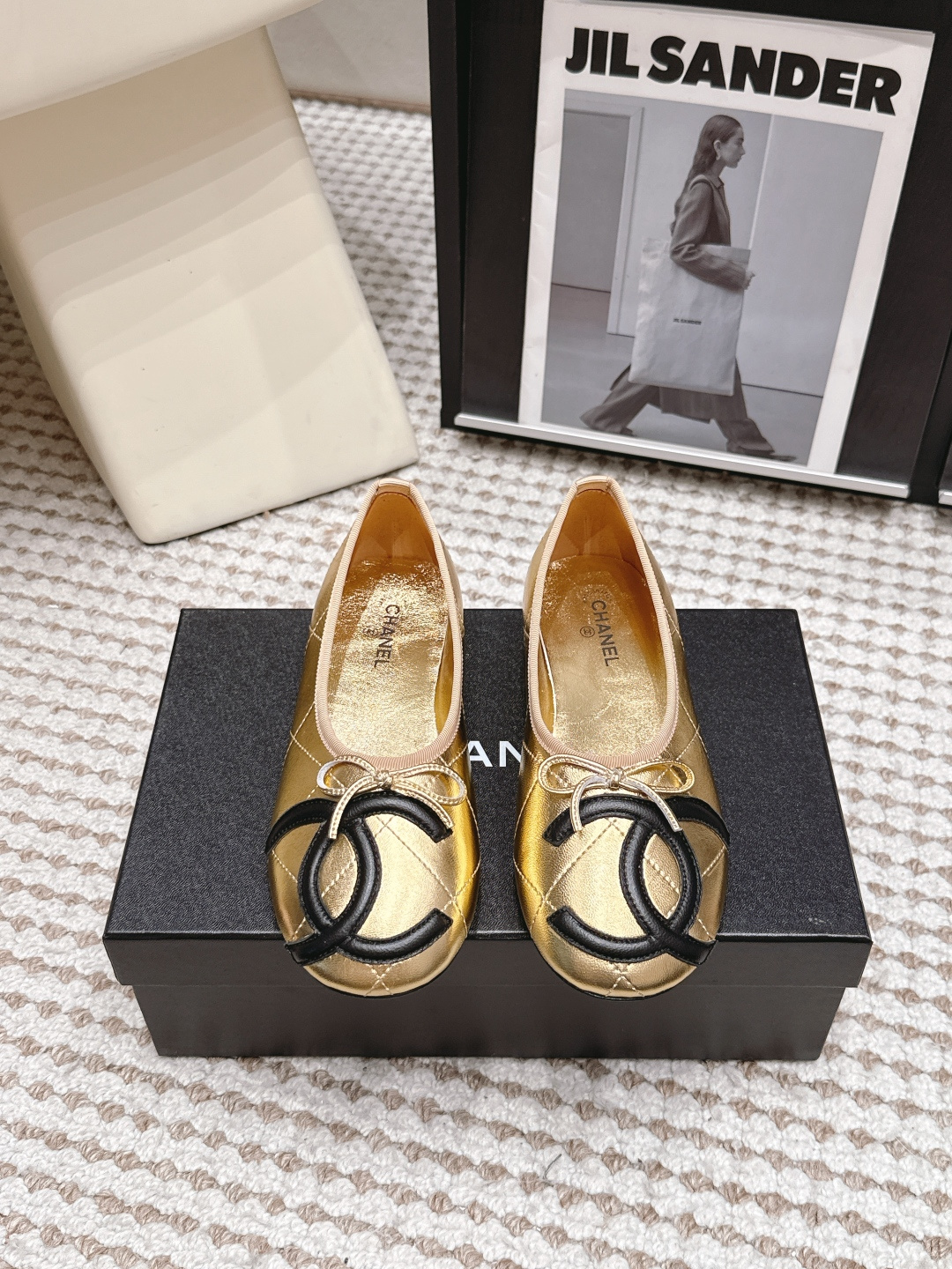 NO:816124,Purchasing agent Chane*·26s Spring and Summer New Style New Upgrade Second-hand Kangpeng Mary Jane  The toe is the iconic circle with a square shape of that era. It is not the sharp geometry of contemporary aesthetics, but a gentle edge unique to the hand-cut last era - like the edges that have been rounded by time in old photos. The double C logo on the upper is Chanel's most classic medieval password. It is not noisy, but recognizable.  People can recognize it from half a street away. The solid color design of the shoe body has a unique luster that has been oxidized by time - not the luster of new shoes, but the layer of patina formed by the oil inside the leather after being wiped countless times and repeatedly exposed to sunlight, making it as warm and moist as the surface of old silverware.  Material sheepskin, sheepskin lining, outsole, genuine leather outsole imported from Italy, shoe size 35-39/40, customized, non-returnable, single shoes, chanel, mary jane, sheepskin, Leather soles19860909代购级 Chane*·26s 春夏新款 新款升级 中古康鹏玛丽珍 鞋头是那个年代标志性的圆中带方,不是当代审美的锋利几何,而是手工削楦时代特有的一种温润棱角——像老照片里被岁月磨圆的边缘.鞋面上的双C标,那是Chanel最经典的中古密码,不喧哗,但认得的人隔着半条街就能认出来.鞋身纯色设计,泛着被时间氧化后独有的光泽——不是新鞋的漆光亮泽,而是被无数次擦拭、被阳光反复照过之后,皮革内部油脂慢慢浮上表面形成的那层包浆,温润如旧银器的表面. 材质羊皮 内里羊里 大底意大利进口真皮大底 鞋码35-39/40定制不退换,单鞋,chanel,mary jane,sheepskin,Leather soles,Women's Shoes