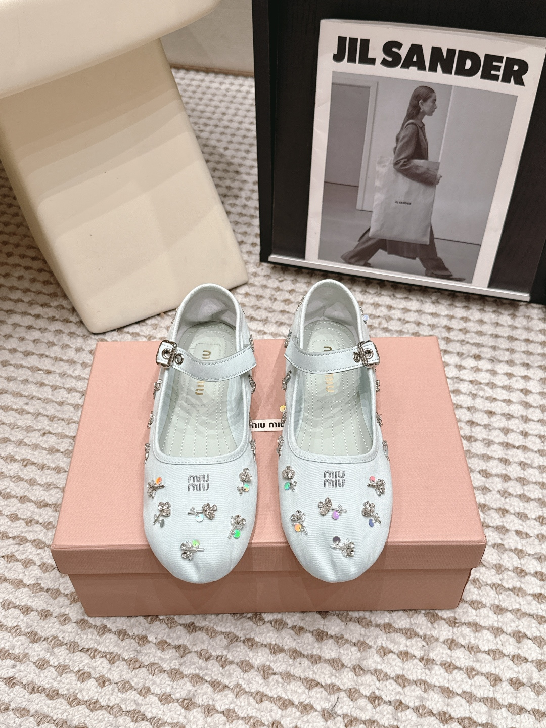 NO:816112,Purchasing-grade Miu Mi* 26ss early spring new rhinestone Mary Jane shoes. Covered with rhinestones and three-dimensional flowers, the upper toe is a luminous body when walking. The one-line buckle design is gentle and shows the slender feet. The round-toe shoe shape makes the feet smaller without squeezing the feet. The soft-soled insole feels like a cloud, and it will not wear your feet even if you walk around all day. It is available in milky white/khaki color, sweet girl/commuter style, and can be perfectly matched with a small skirt for a sweet and cool look. It can also be sweet and cool with jeans.  You don’t have to worry about matching, you just have a sweet girl with a built-in filter on your feet. Wear romance and sparkle on your feet, and focus on aesthetics every step of the way. Cloth upper, lining and rubber outsole, size 35-41 (customized size 40.41 is non-returnable), ballet shoes, miumiu, mary jane, skirts, jeans19860909代购级 Miu Mi* 26ss 早春新款水钻玛丽珍鞋 满幅水钻+立体小花装饰,上脚就是行走的发光体 一字扣带设计温柔又显脚细,圆头鞋型巨显脚小不挤脚,软底鞋垫踩感像云朵,暴走一天都不磨脚 奶白/卡其两色,甜妹/通勤风都能完美驾驭配小裙子直接甜晕crush,搭牛仔裤也能甜酷拉满. 不用费心搭配,上脚就是自带滤镜的氛围感甜妹 把浪漫与闪耀穿在脚上,每一步都踩在审美点上. 鞋面布面 内里布里 大底橡胶大底 size35-41码（40.41码定制不退换）,芭蕾舞鞋,miumiu,mary jane,skirts,jeans,Women's Shoes