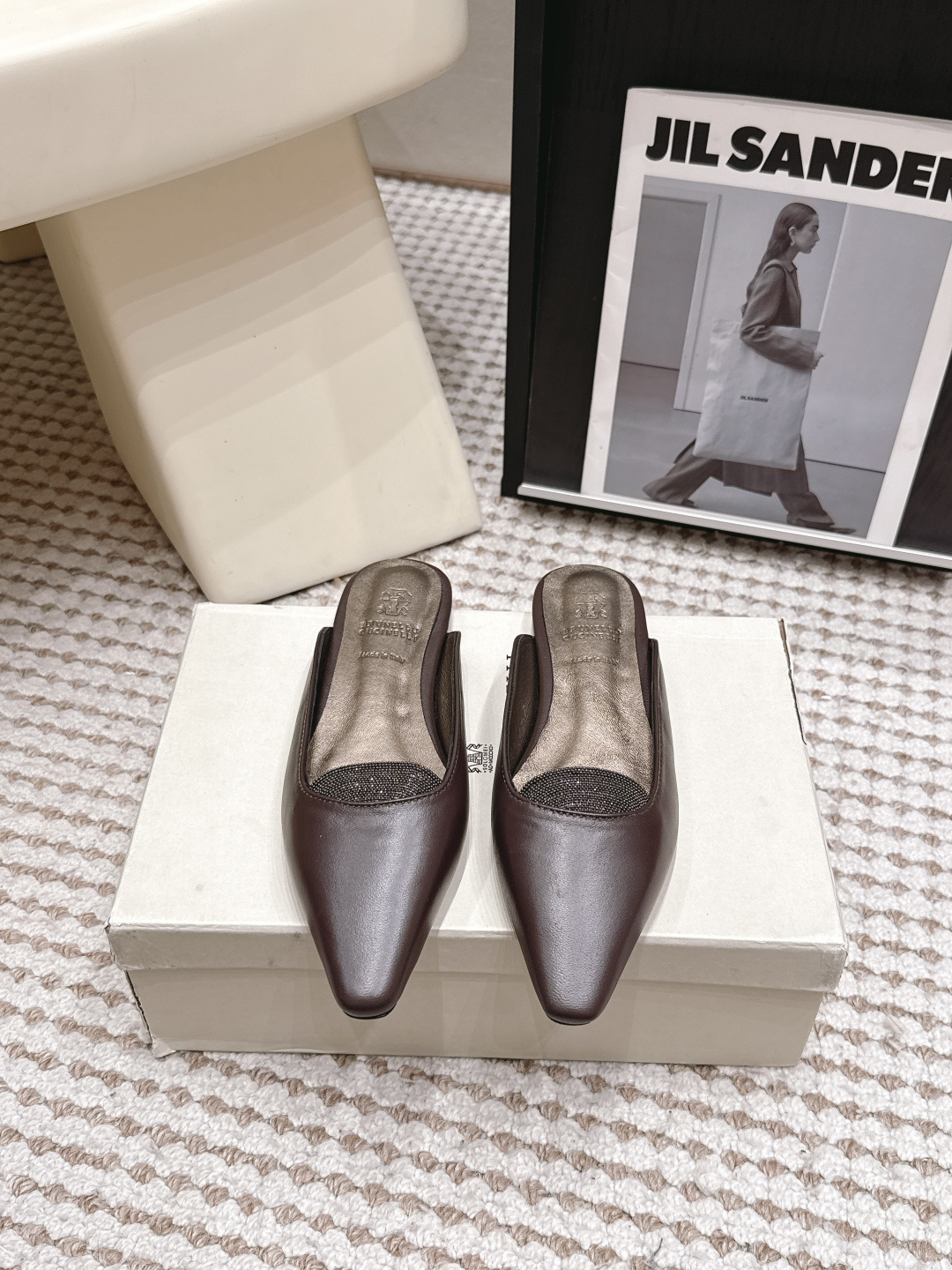NO:816118,Purchasing agent BrunelloCucinell*·26s spring and summer new anti-suede tongue diamond flat bottom toe slippers  This pair of toe-toe slippers has the aura of a writer who is vacationing alone in a stone villa deep in the Umbrian valley. He has been reading a book on the balcony all morning. He wears these suede sandals on his feet. The toes are well wrapped in soft leather, and the heels are exposed to the cool afternoon air. He gets up and goes to the kitchen to pour wine.  A glass of lemonade, the soles of the shoes stepping on the ancient clay tiles, the sound is so soft that only I can hear it. Suede is the only protagonist of this pair of shoes - not smooth and reflective patent leather, not grained cowhide with clear texture, but a soft suede that has been polished repeatedly and feels like dry moss.  Material sheepskin, sheepskin lining, outsole, genuine leather outsole imported from Italy, shoe size 35-39/40, 41, 42, customized, non-returnable, semi-trailer, brunello cucinelli, cowhide, sheepskin, Leather soles19860909代购级 BrunelloCucinell*·26s春夏新款 反绒面鞋舌钻平底包头拖 这双包头拖的气质,像一位在翁布里亚山谷深处一栋石头别墅里独自度假的作家——已经在阳台上读了一整个上午的书,脚上趿着这双绒面凉拖,脚趾被柔软的皮革妥帖地包裹着,后跟裸露在午后微凉的空气里.起身去厨房倒一杯柠檬水,鞋底踩在古老的陶土地砖上,发出的声音轻到几乎只有自己能听见.绒面是这双鞋唯一的主角——不是光滑到反光的漆皮,不是纹理清晰的粒面牛皮,而是一种被反复打磨过的、触感如同干燥苔藓般的柔软绒面. 材质羊皮 内里羊里 大底意大利进口真皮大底 鞋码35-39/40 41 42定制不退换,半拖,brunello cucinelli,cowhide,sheepskin,Leather soles,Women's Shoes