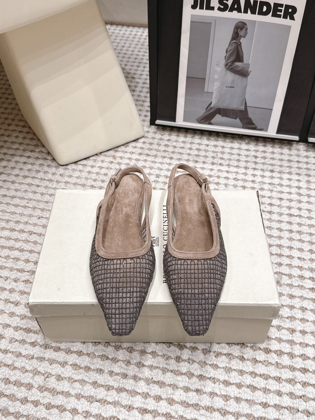 NO:816121,Purchasing agent BrunelloCucinell*·26s spring and summer new style flat-bottomed toe-toe slippers with small rhinestones in mesh. At dusk, I walked out of the stone porch with these shoes. The setting sun passed through the leaves of the olive tree and fell just on the mesh on the instep. The fine rhinestones lit up one by one, like the Milky Way that was lit up in advance. The upper was mesh, but Brunello  Cucinelli's mesh is not the gorgeous tulle of a haute couture dress - it is a softened, time-washed, linen-toned gauze that covers the instep, allowing the outline of the toes and arches to be vaguely visible through the gauze holes. Special material craftsmanship, lining sheep lining, outsole, genuine leather outsole imported from Italy, shoe size 35-39/40 41 42, custom-made, non-returnable, half-draft, brunello cucinelli, Leather soles19860909代购级 BrunelloCucinell*·26s春夏新款 网面小水钻平底包头拖 黄昏时分,趿着这双鞋走出石砌的门廊,夕阳穿过橄榄树的叶隙,恰好落在脚背的网纱上,那些细碎的水钻便一颗接一颗地亮起来,像提前被点亮的银河.鞋面是网纱,但Brunello Cucinelli的网纱不是高定礼服的那种华丽薄纱——是被柔化过的、被时间洗过的、带着亚麻色调的纱,笼罩在脚背上,让脚趾和足弓的轮廓透过纱孔若隐若现. 材质特殊工艺 内里羊里 大底意大利进口真皮大底 鞋码35-39/40 41 42定制不退换,半拖,brunello cucinelli,Leather soles,Women's Shoes