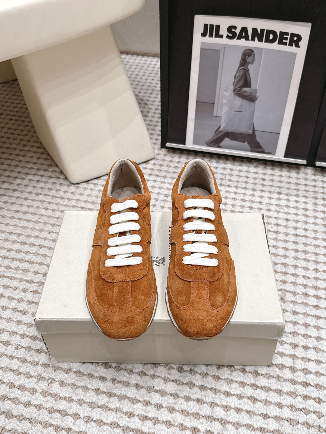 NO:816115,Purchasing agent BrunelloCucinell*·26s spring and summer new style minimalist design moral training shoes  The temperament of this pair of sneakers is like that of a gentleman who owns an olive grove in the hills of central Italy - he sets out from his stone villa every morning and jogs for five kilometers along the dirt road between the olive trees. After the run, he picks a few lemons and puts them on the kitchen window sill.  Later, I wore the same pair of shoes to go to town to drink a cup of espresso and read a newspaper. There were no extra decorations on the shoe body, no large-area logos, no contrasting color stitching, no metal fasteners, only the layer of calfskin on the upper that glowed with a gentle and soft light from the inside out.  Material Yangjing, lining Yangli, outsole rubber outsole, shoe size 35-39/40 41 42, customization, non-returnable, casual shoes/sports shoes, brunello cucinelli, sneakers, cowhide, sheep19860909代购级 BrunelloCucinell*·26s 春夏新款 极简设计德训鞋 这双运动鞋的气质,像一个在意大利中部丘陵地带拥有一座橄榄园的绅士——他每天清晨穿着从石头别墅出发,沿着橄榄树之间的土路慢跑五公里,跑完回来顺手摘几颗柠檬放在厨房窗台上,然后穿着同一双鞋去镇上喝一杯浓缩咖啡,读一份报纸.鞋身没有任何多余的装饰,没有大面积Logo,没有对比色缝线,没有金属扣件,只有鞋面小牛皮本身泛着的那一层由内而外的温润柔光. 材质羊京 内里羊里 大底橡胶大底 鞋码35-39/40 41 42定制不退换,休闲鞋/运动鞋,brunello cucinelli,sneakers,cowhide,sheep,Women's Shoes