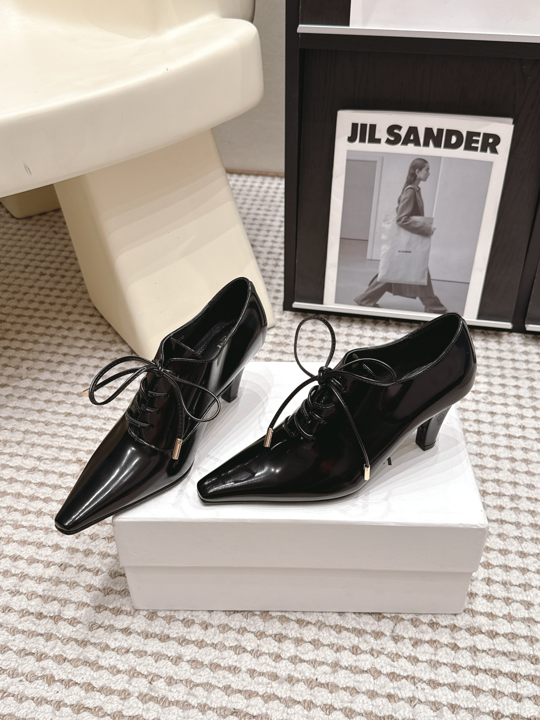 Туфли женские на каблуке с острым носком и шнуровкой Celine