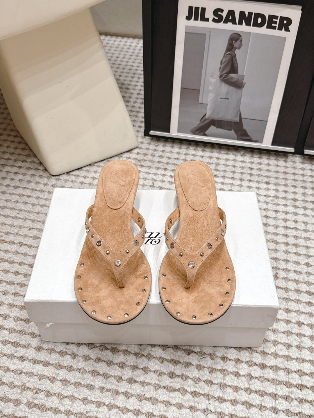 NO:817684,Purchasing agent high-heeled ODTD 26/ Spring and summer new rivet clip-on kitten heel flip-flop flat sandals. The classic flip-flop style has a sense of relaxation. The combination of rivets and rhinestones instantly enhances the sophistication, perfectly blending leisure and luxury. The shoe body has smooth lines, and the clip-on design fits the foot shape without grinding or squeezing the feet. It can be easily controlled by wide or fleshy feet. The top of the foot can become slim in seconds, showing a unique effect of lengthening the legs.  It is a must-have item in your shoe cabinet this year. It can be worn on vacation, daily life, and commuting. It instantly makes your feet look fashionable. You can’t go wrong when you close your eyes!  Fabric: sheepskin/butter leather, lining sheepskin, molded rubber outsole, high heel flat/4cm Size35-41 (40.41 custom made, non-refundable), split-toe shoes, slippers, sheepskin, sheep19860909代购级 高跟 ODTD 26/ 春夏新款铆钉夹脚小猫跟人字拖平底凉拖鞋 经典人字拖型自带松弛感,铆钉+水钻的组合瞬间提升精致度,把休闲与奢华完美融合.鞋身线条流畅,夹脚设计贴合脚型,不磨脚不挤脚,宽脚、肉脚都能轻松驾驭,上脚秒变纤细脚型,显腿长效果一绝. 是今年鞋柜里的刚需款,度假、日常、通勤都能穿,上脚秒变时髦精,闭眼入都不会出错！ 面料羊猄/牛油皮 内里羊皮 发底开模橡胶大底 跟高平底/4cm Size35-41 (40.41定做不退换),分趾鞋,slippers,sheepskin,sheep,Women's Shoes