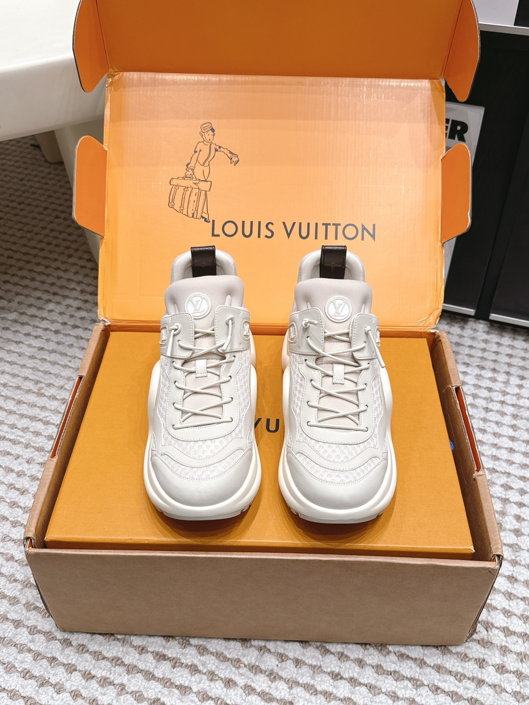 NO:817669,Purchasing agent level Louis Vuitton Takashi Murakami co-branded archlight new product dad shoes arch bridge sports shoes space shoes original purchase and development production one-step, easy to wear and good-looking, easy to put on and take off for lazy people, wide tongue and wavy outsole establish the identity, both are decorated with cire logo. The inner lining is original customized soft sheepskin. The sole is vacuum foamed and TPU combined outsole. The sole is 5cm thick. Sizes for women are 35-39 and 40. Can be customized, dad shoes, louis vuitton, sneakers, sheepskin.19860909代购级 Louis Vuitton 村上隆联名款 archlight新品 老爹鞋 拱桥 运动鞋 太空鞋 原版购入开发 做货 一脚蹬,好穿又好看,懒人穿脱方便又舒服,宽大鞋舌和波浪形外底树立辦识度,二者均饰有 cire 标识.monogram 帆布后祥带完善细节 配送精美包装 面料环保TPU和进口牛拼皮接 内里原版定制柔软羊皮里 鞋底抽真空发泡和TPU组合大底 底厚5cm size女款35-39 40可以定制,老爹鞋,louis vuitton,sneakers,sheepskin,Women's Shoes