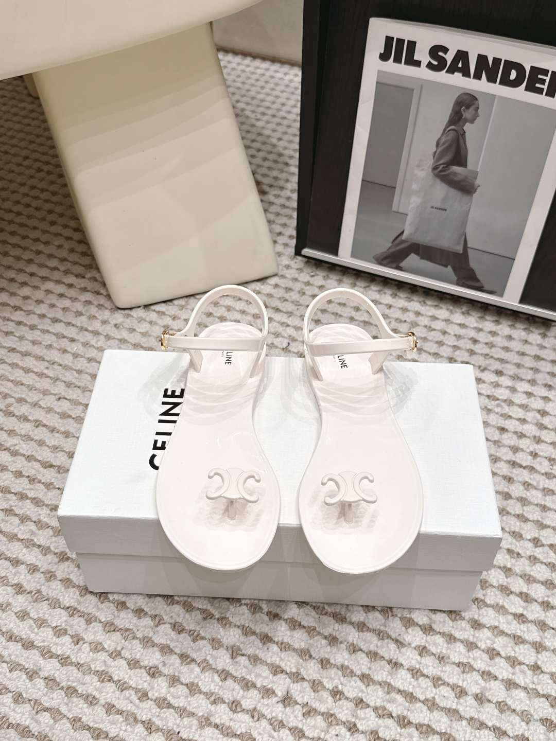 NO:817702,Purchasing agent Celine 26/ New Arc de Triomphe jelly flip-flop sandals perfectly combine French relaxation with retro classics, becoming an indispensable fashion item in summer. Flexible PVC jelly material is soft and elastic, waterproof and easy to care for, taking into account both appearance and practicality. The iconic Arc de Triomphe decoration embellishes the flip-flop, which is low-key luxury and has high brand recognition.  size35-40 (40 is custom-made and cannot be returned or exchanged), split-toe shoes, celine, celine, sandals19860909代购级 Celine 赛琳 26/ 新品凯旋门果冻夹脚凉鞋 将法式松弛感与复古经典完美融合,成为夏日不可或缺的时尚单品.柔韧PVC果冻材质 软弹贴脚,防水易打理 兼顾颜值与实穿性.标志性凯旋门饰件点缀夹脚处,低调奢华 品牌辨识度拉满 . size35-40（40定做不退换）,分趾鞋,celine,celine,sandals,Women's Shoes