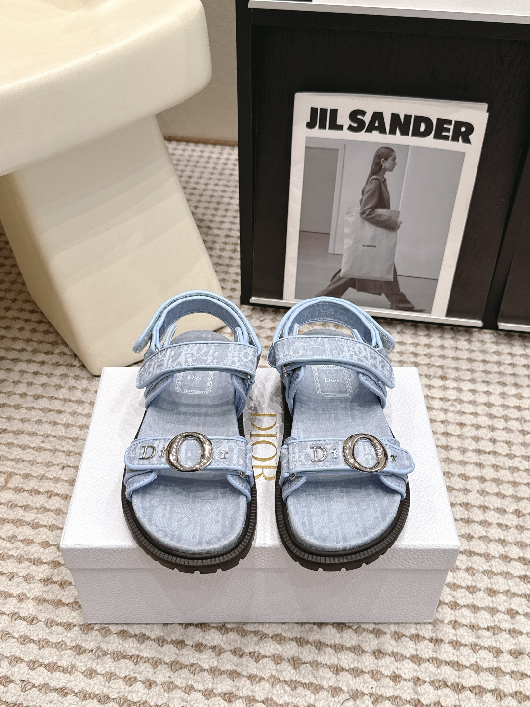 NO:817711,Purchasing agent Dio* 26/ Spring and summer new double-strap Velcro sandals are the exquisite sandals for lazy people that are just needed in summer. This pair directly welds comfort and high-end feeling together!  The design is completely in line with the aesthetic point of fashion celebrities. The iconic metal buckle and classic elements are embellished with low-key recognition. The design of the back strap takes into account the convenience of putting on and taking off and the stability of the foot. The double-strap Velcro design is suitable for various foot types. Whether it is daily casual style or light French style, it can be easily adapted. It has the relaxed and noble feeling of the same style as the blogger.  In terms of details, the texture is pushed to the extreme. The classic element embellishment instantly enhances the style of the whole pair of shoes, which is low-key and unobtrusive. The original open-mold dense weaving process of the fabric, the original open-mold close weaving process of the lining, the original open-mold outsole, size 35-42 (40 41 42 customization is not returnable), slippers, sandals, dior, sandals, slippers19860909代购级 Dio* 26/ 春夏新款双带魔术贴凉鞋 夏日刚需的懒人精致款凉鞋,这双直接把舒适和高级感焊在了一起！设计上完全踩中了时髦星人的审美点,标志性的金属扣和经典元素点缀,自带低调的辨识度,后绊带的设计兼顾了穿脱的便捷性和上脚的稳固感,双带魔术贴的设计更是适配各种脚型,不管是日常休闲风还是轻法式穿搭,都能轻松适配,自带博主同款的松弛贵气感. 细节上更是把质感拉到极致,经典的元素点缀让整双鞋的格调瞬间提升,低调又不张扬. 面料原版开模密织工艺 内里原版开模密织工艺 大底原版开模大底 size35-42（40 41 42定制不退换）,拖鞋凉鞋,dior,sandals,slippers,Women's Shoes