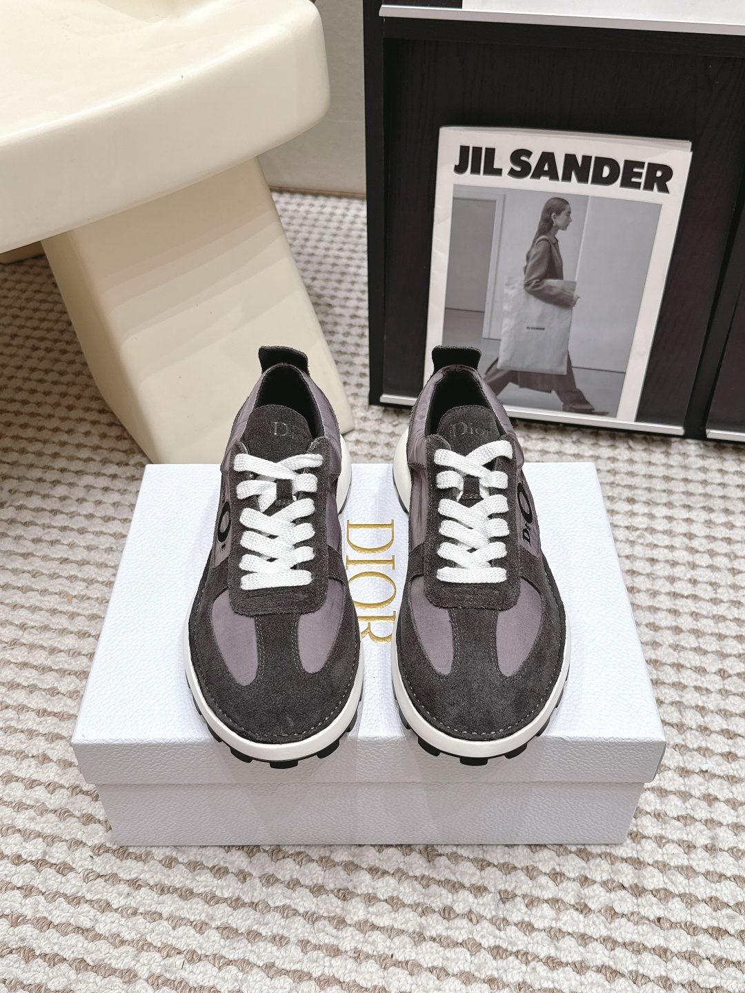 NO:817691,Purchasing-grade Dior Dior Squash new thick-soled casual shoes and sneakers. This Dior Squash sneaker carefully designed by Jonathan Anderson uses an inside-out stitching structure on the upper, showing a distinct modern style. It is both comfortable and fashionable, highlighting the exquisite shoemaking craftsmanship of the Dior workshop. Soft and breathable suede cow leather is paired with durable nylon and lightweight soles. The comfortable and versatile design can enhance the style of various looks.  Main body cow leather, technical fabrics, lining technical fabrics, sheepskin tongue and heel decorated with Dior logo, side decorated with Dior embroidery, low-top shoelace closure, rear CD pull ring, PU midsole decorated with galaxy pattern, TPU notch outsole engraved with CD logo, size 39-45 (45 customized, non-returnable), casual shoes/sports shoes, dior, dior, sneakers, cowhide, sheepskin19860909代购级 Dior 迪奥Squash 新款厚底休闲鞋 运动鞋 这款乔纳森·安德森 (Jonathan Anderson) 精心设计的 Dior Squash 运动鞋采用鞋面外翻式缝合结构,展现鲜明的现代风范,既舒适又时尚,彰显 Dior 工坊精湛的鞋履制作工艺.柔软和透气的绒面牛皮革搭配经久耐用的尼龙和轻盈鞋底,舒适百搭的设计可为各式造型提升格调. 主体牛皮革,科技面料 里料科技面料,羊皮革鞋舌和鞋跟饰以 Dior 标志侧面饰以 Dior 刺绣低帮鞋带开合后侧 CD 提拉环PU 中底饰以银河图案TPU 凹口外底镌刻有 CD 标志 码数39-45（45定做不退换）,休闲鞋/运动鞋,dior,dior,sneakers,cowhide,sheepskin,Women's Shoes