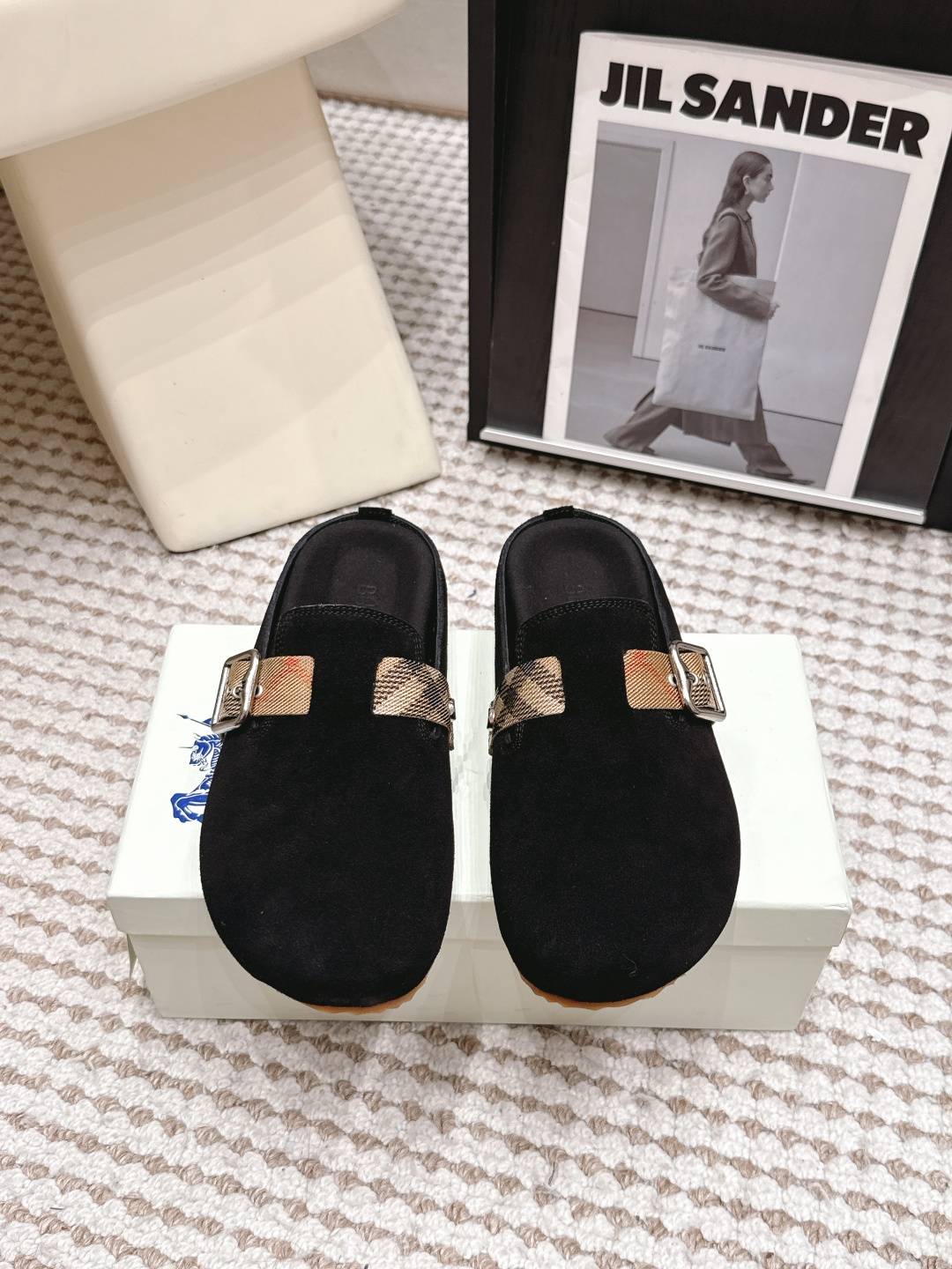 NO:817699,Purchasing-grade Burberry classic mid-century style Birkenstock slippers are made of soft suede fabric and refined in Italian workshops. It is embossed with a plaid pattern and matched with an embossed sole, embellished with the collection brand logo. It has an adjustable B-shaped buckle strap and is decorated with the iconic sand-colored Burberry plaid of jacquard worsted. Fabric suede/cow leather, lining, silk cowhide, outsole TPU  Size: Female size 35/41 (35, 41 customized) Male size 38/45 (45 customized), half drag, burberry, burberry, slippers, cowhide19860909代购级 巴宝莉Burberry 经典中古风 炸街勃肯拖鞋 选用柔软反绒面革面料打造,于意大利工坊精制而成.融入格纹图案压花,搭配压纹鞋底,其上点缀典藏品牌徽标.设有可调式 B 字型扣环束带,装饰提花精纺的标志性沙色 Burberry 格纹. 面料反绒皮/牛皮 里布丝绸牛里 大底TPU 码数女码35/41（35、41定制） 男码38/45（45定制）,半拖,burberry,burberry,slippers,cowhide,Women's Shoes