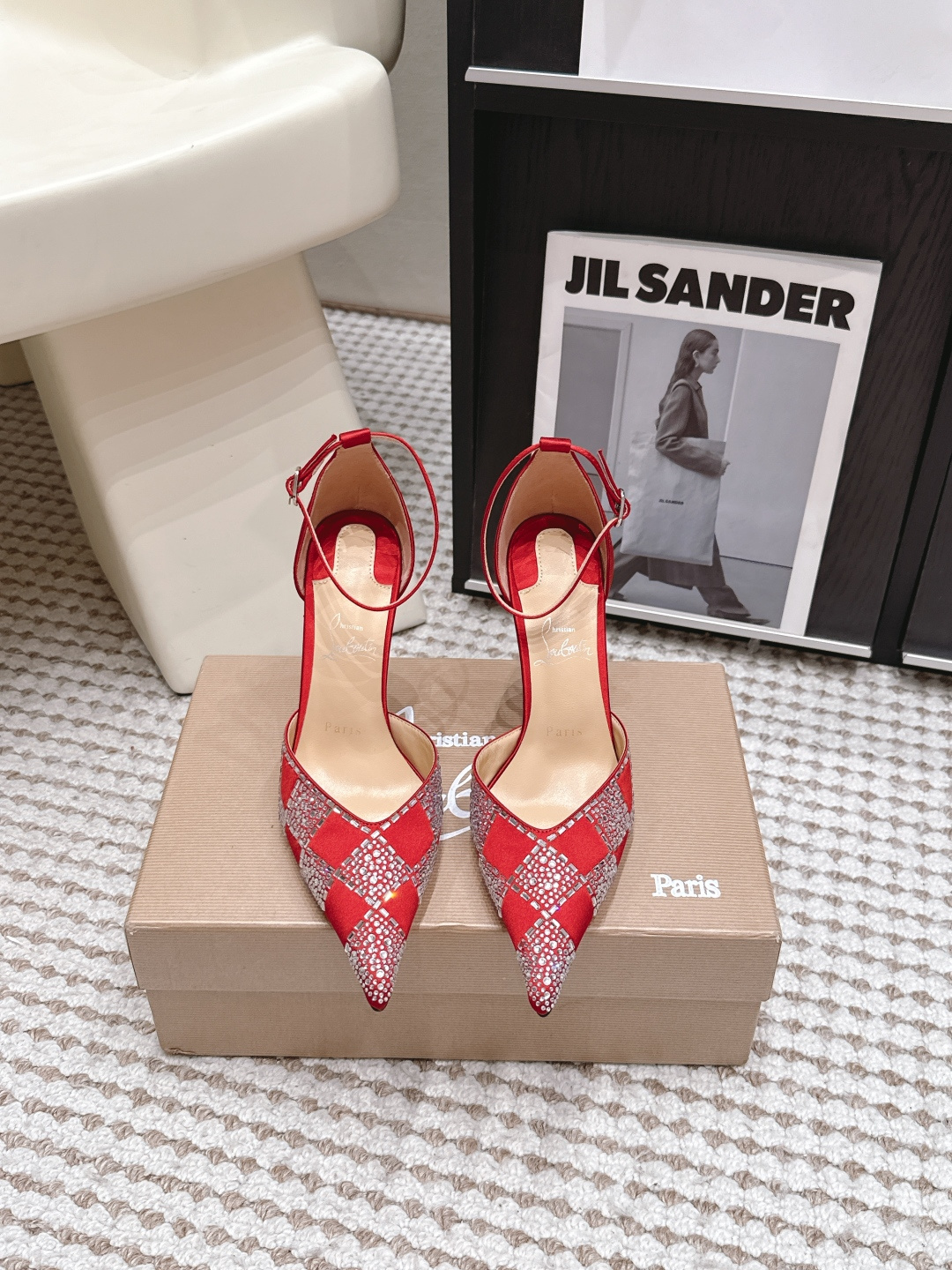 Женские красные туфли на шпильке с декором Christian Louboutin