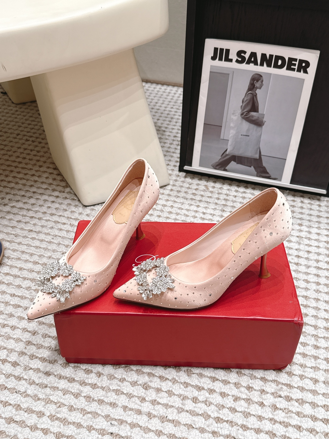 Женские туфли с заостренным носком и декором из страз Roger Vivier