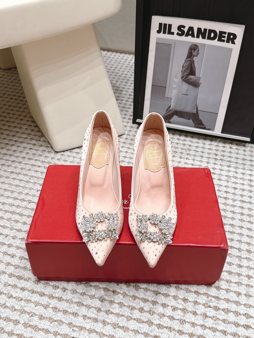 Женские туфли с заостренным носком и декором из страз Roger Vivier