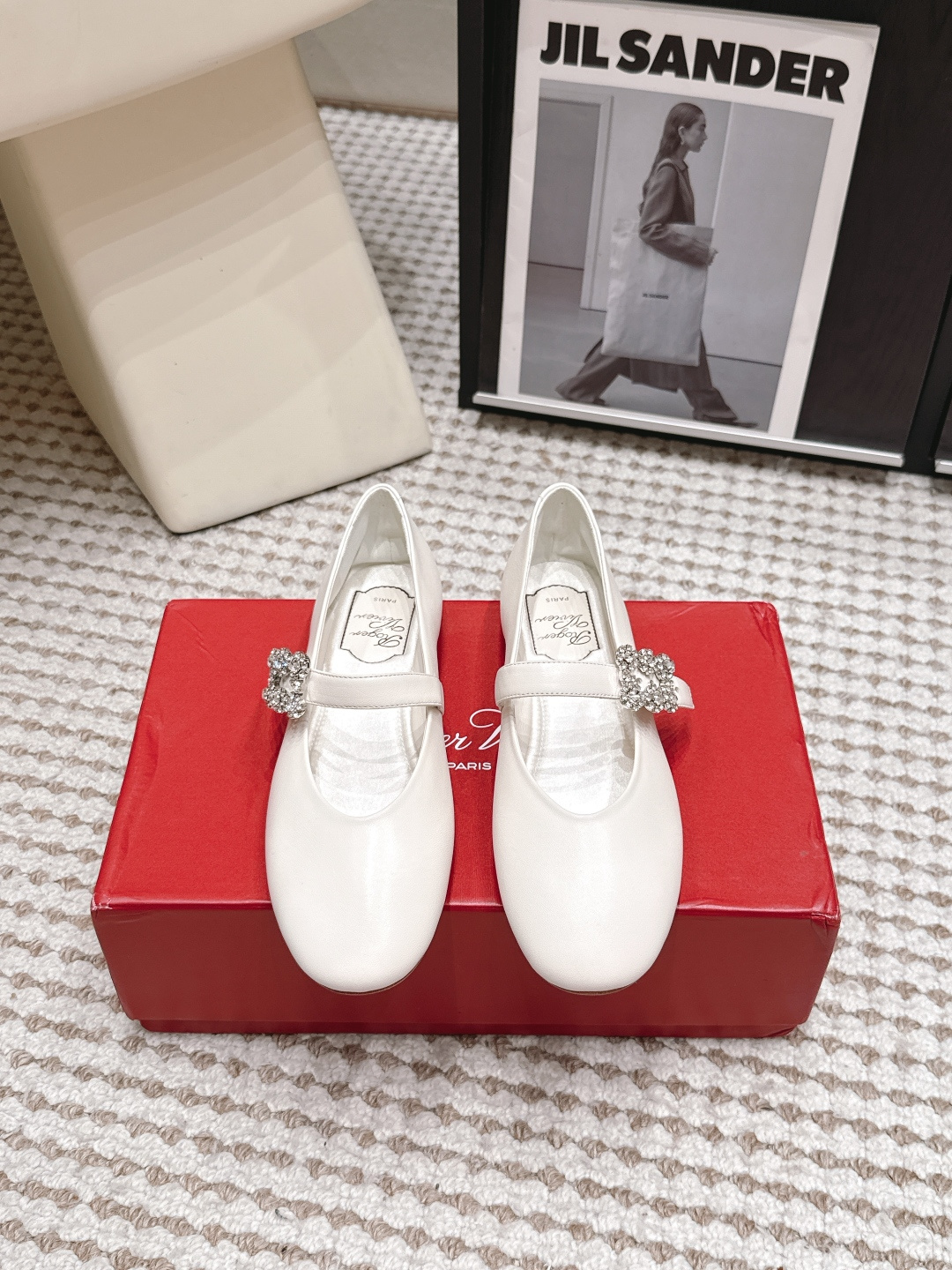 Белые балетки Roger Vivier с пряжкой