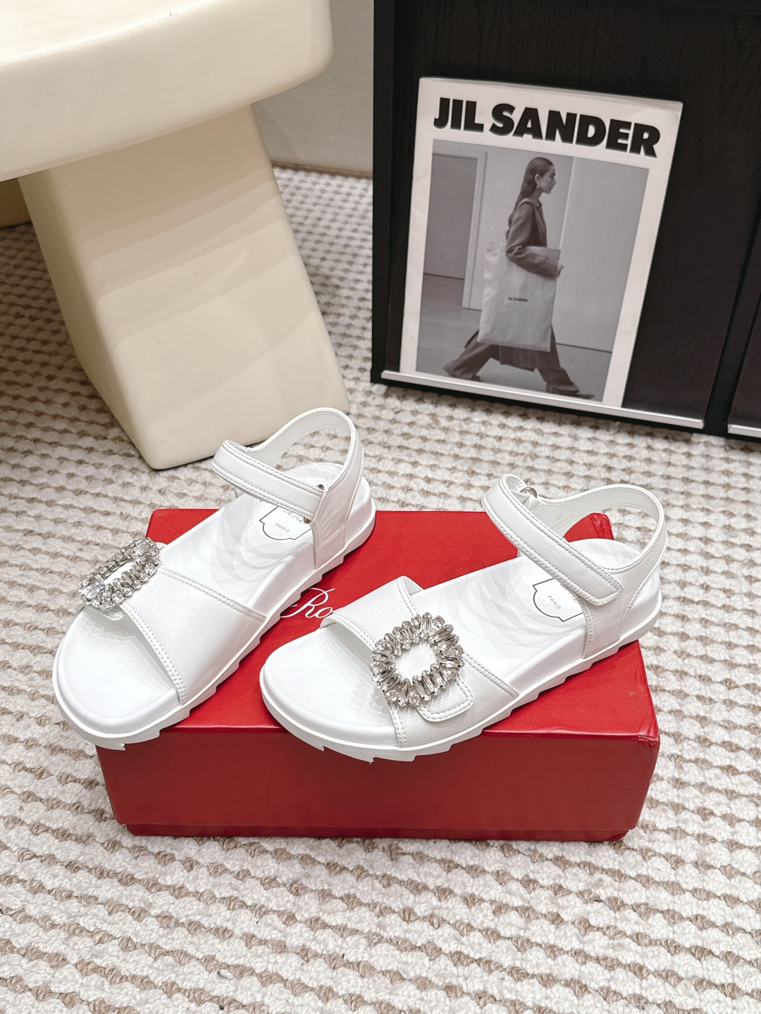 Женские белые босоножки с декоративной фурнитурой Roger Vivier