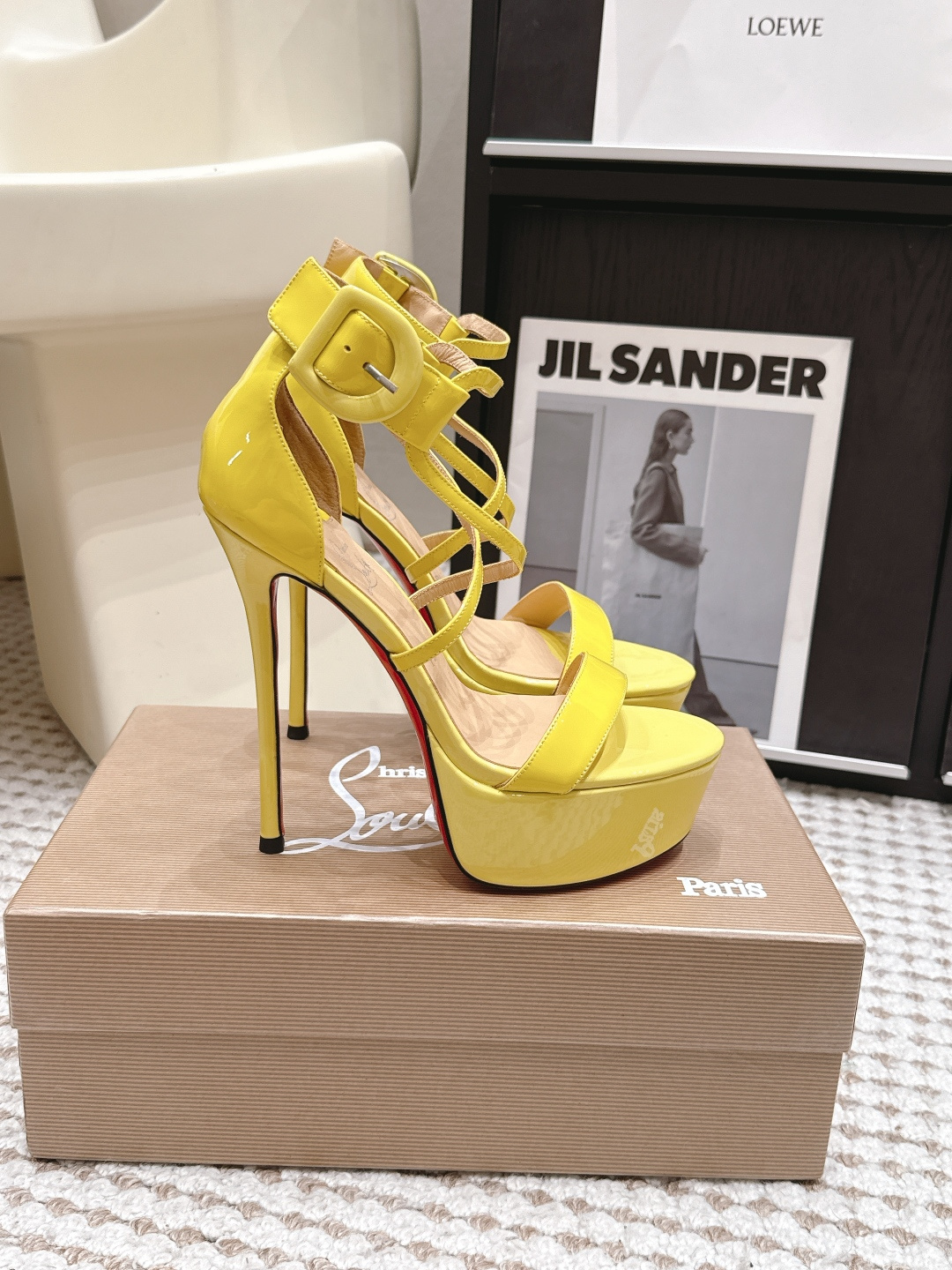 Женские лаковые босоножки на высокой платформе и шпильке Christian Louboutin