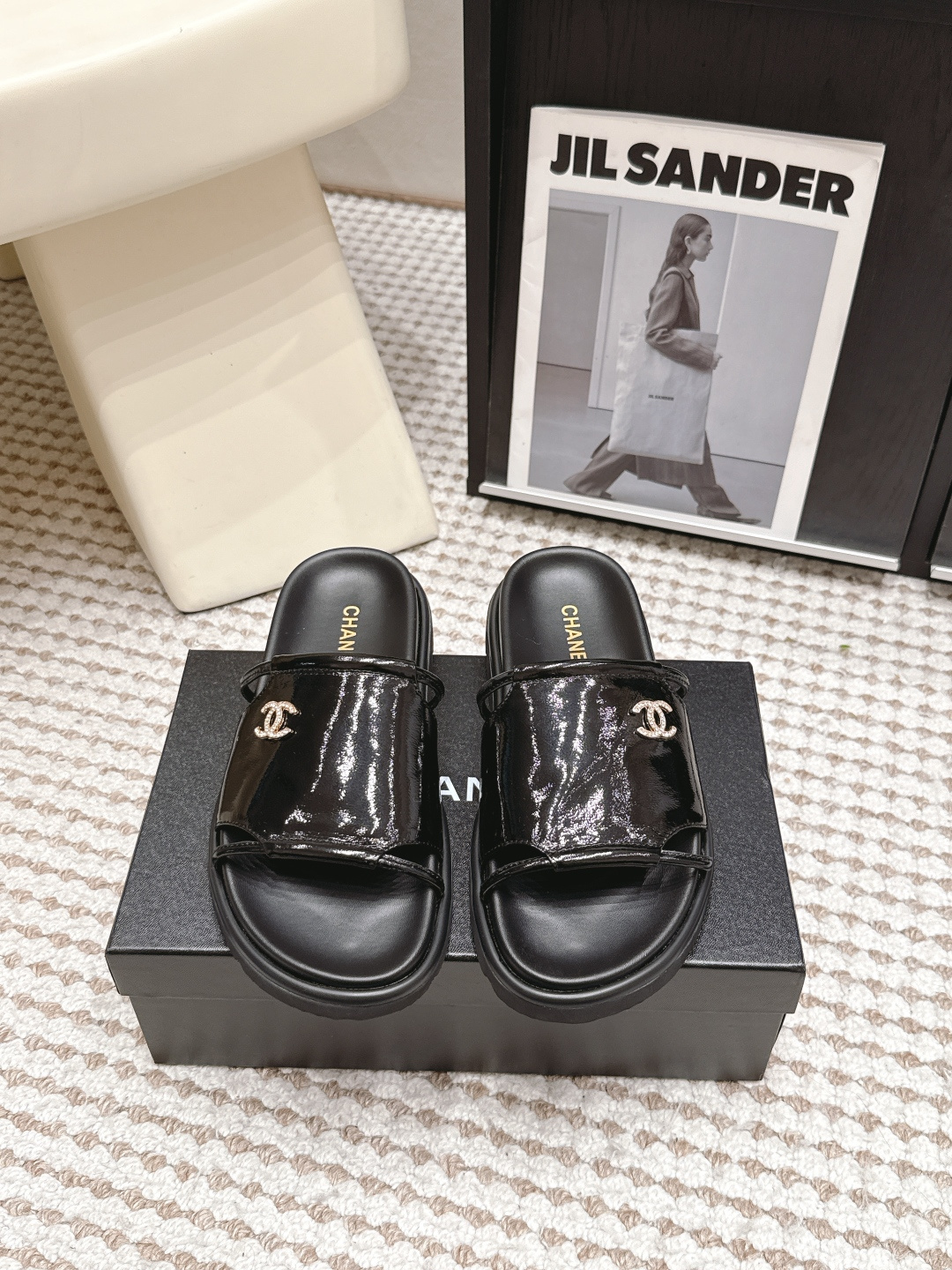 Женские черные шлепанцы с логотипом Chanel