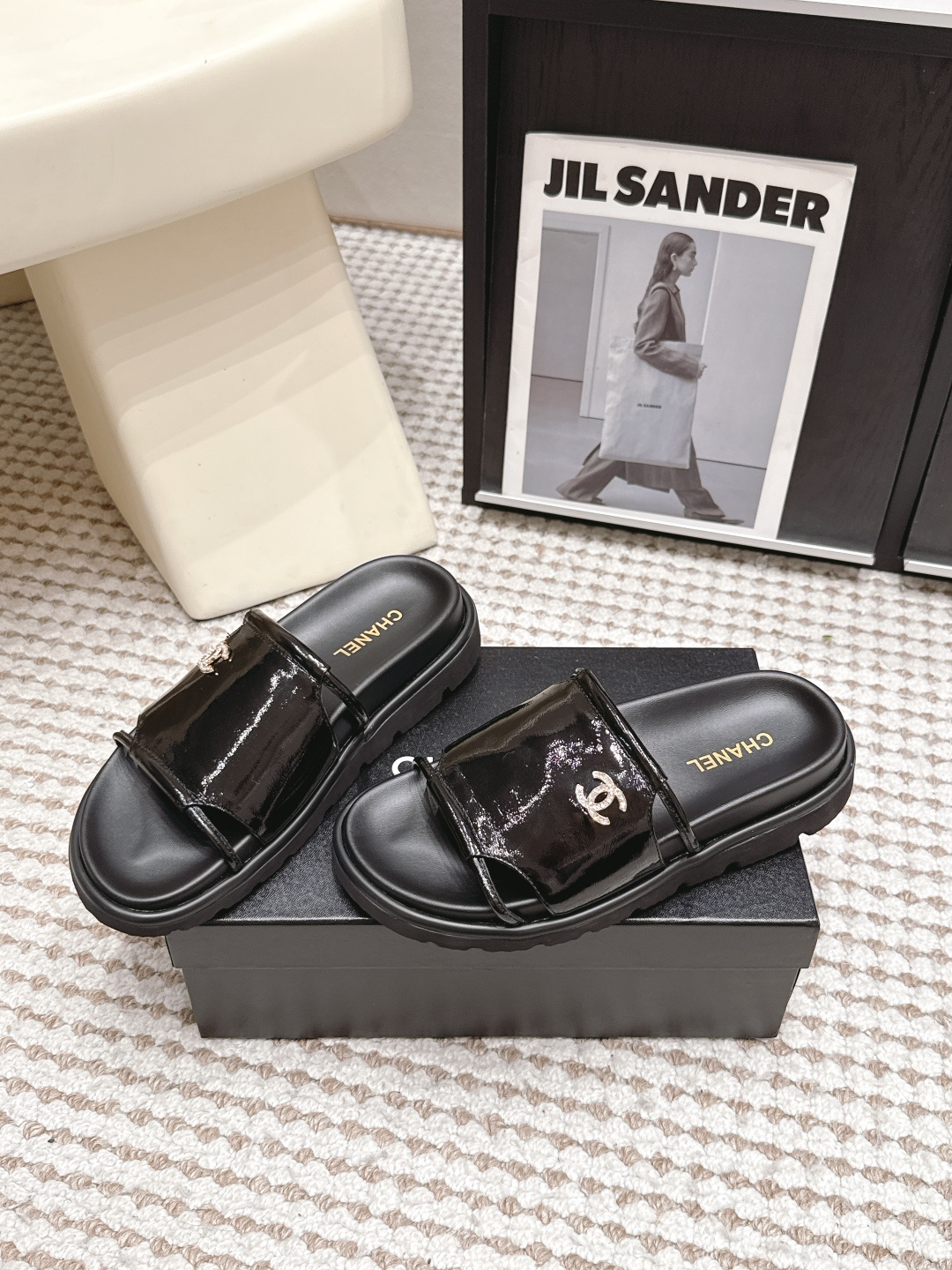 Женские черные шлепанцы с логотипом Chanel