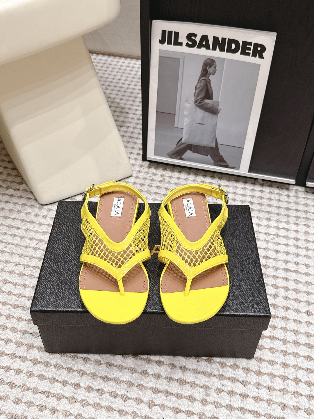 Женские желтые sandals в сеточку Alaïa