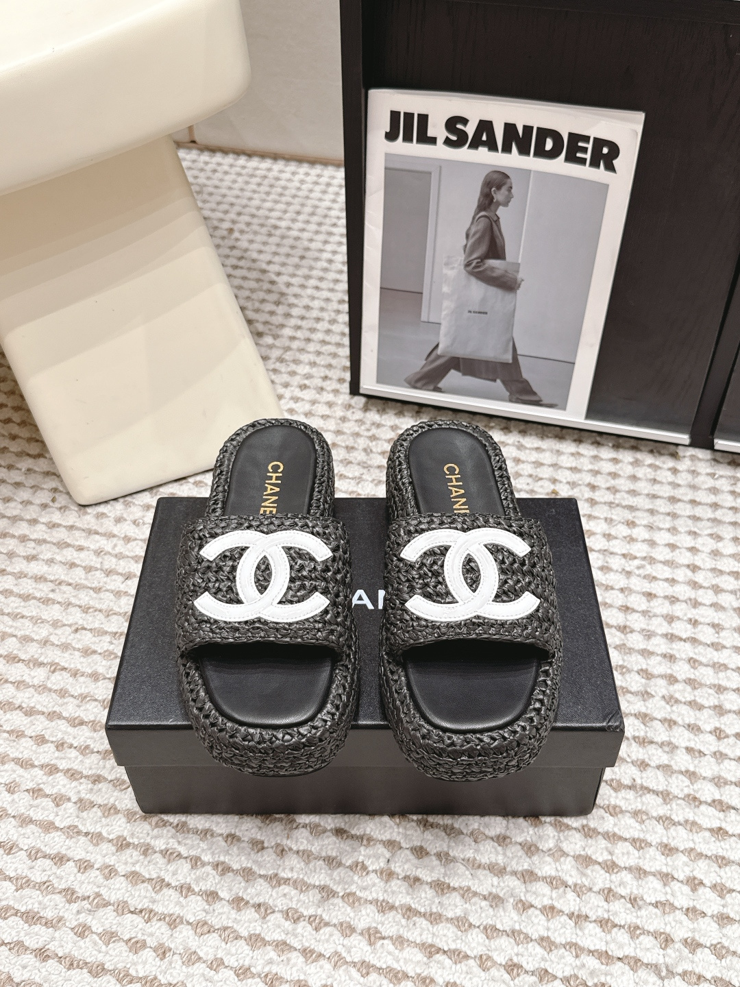 Шлёпанцы женские лакированные с логотипом Chanel