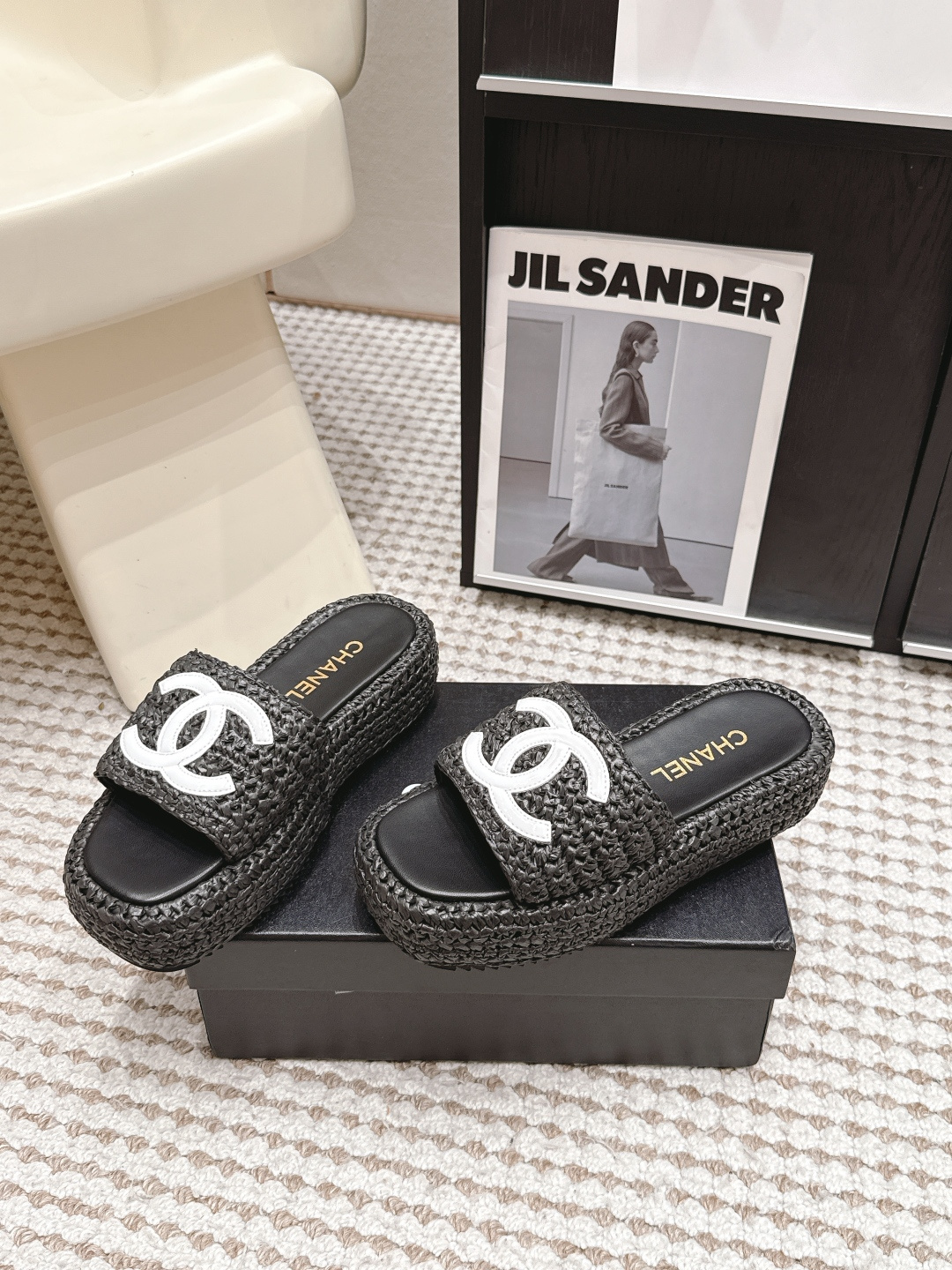 Шлёпанцы женские лакированные с логотипом Chanel