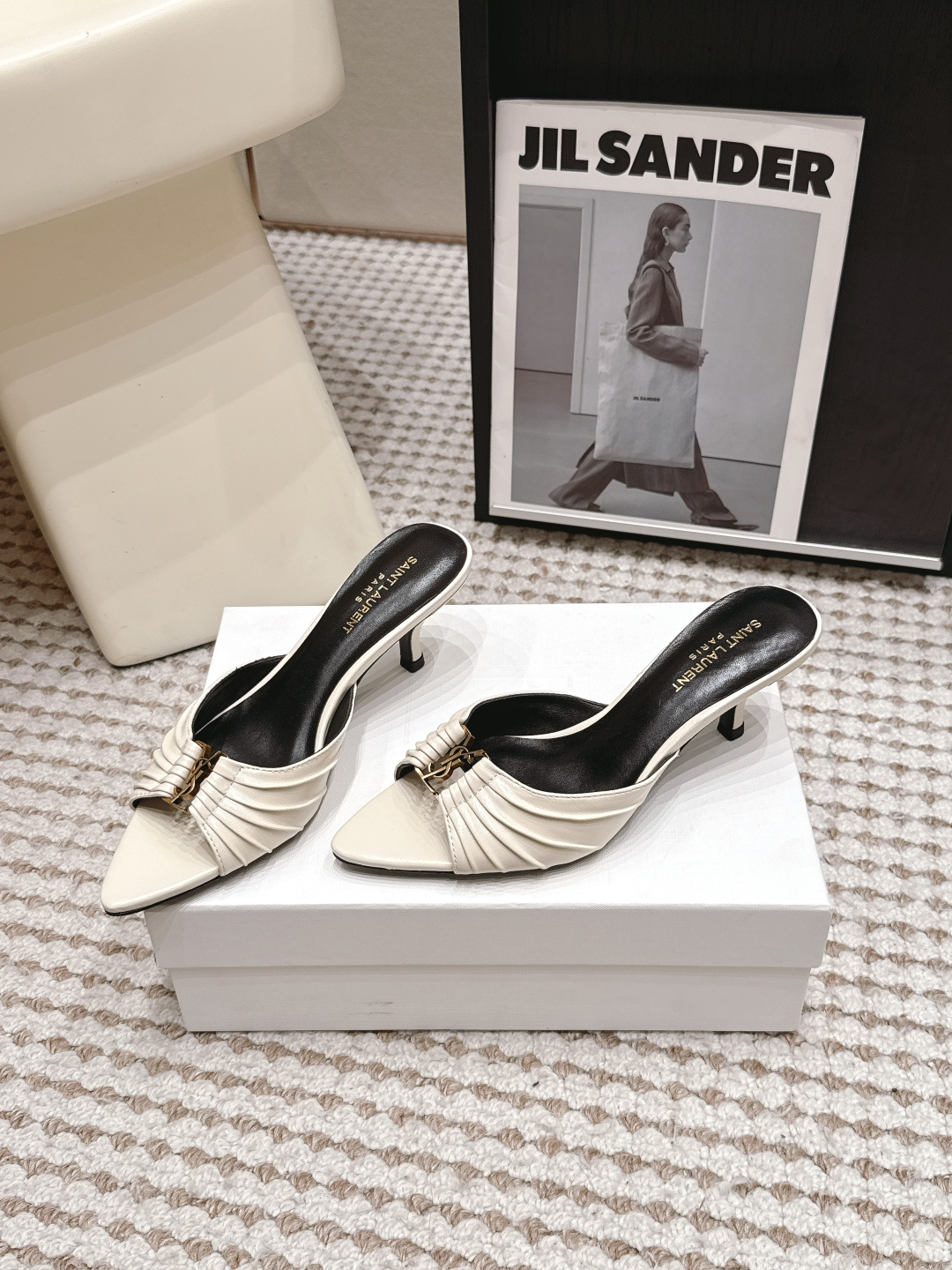Белые мюли Saint Laurent со шнуркой YSL