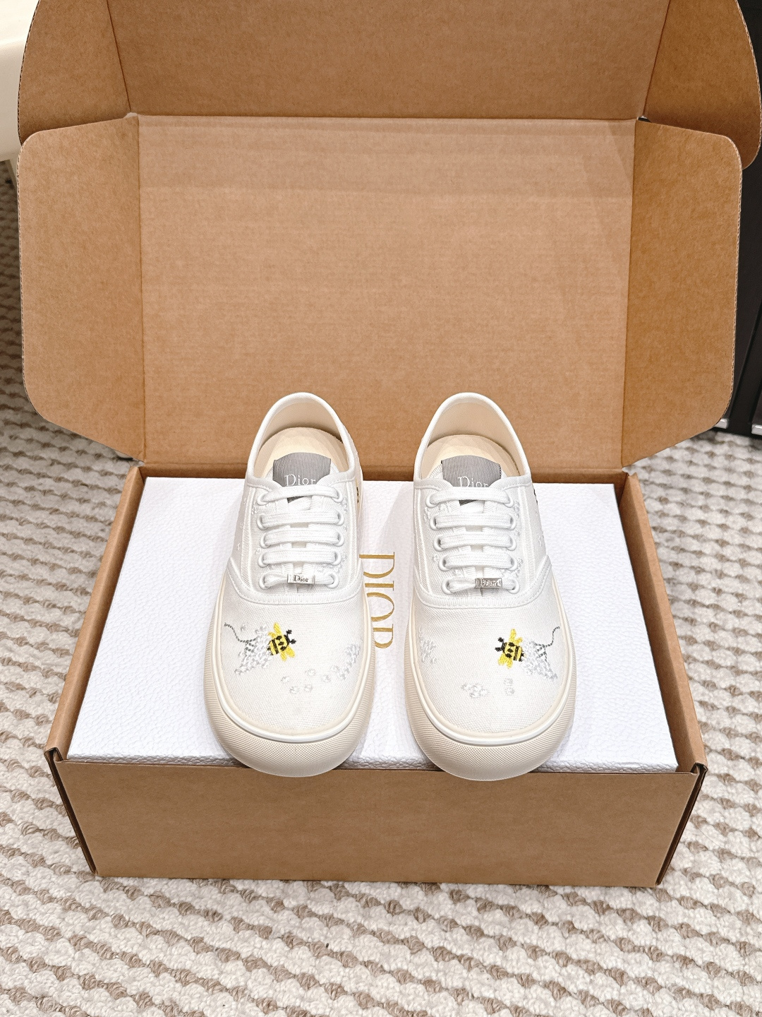 NO:889265,Purchasing agent level Men's 10 Dior Saltwind series thick-soled presbyopic four-leaf clover canvas shoes Dior Saltwind series canvas shoes, classic Oblique presbyopic pattern, retro and fashionable!  Low-top lace-up design, light and comfortable, suitable for daily commuting or leisure. Dior Saltwind series canvas shoes, new for spring and summer 2026, designed by Jonathan Anderson. White canvas + green four-leaf clover embroidery, meaning luck and beauty. Low-top design, light and comfortable, no pressure for daily wear. Rubber sole material, wear-resistant and strong grip, perfect for spring and summer!  The four-leaf clover element is extremely recognizable, combining French elegance and modernity. It is both fashionable and practical. It is a must-have item for fashionistas!  Size 35-45 (40.41 for women and 38.45 for men, custom made and non-refundable), casual shoes/sports shoes, dior, sneakers19860909代购级 男10 Dior Saltwind系列 厚底 老花 四叶草帆布鞋 Dior Saltwind系列帆布鞋,经典Oblique老花图案,复古又时髦！低帮系带设计,轻便舒适,日常通勤或休闲都OK. Dior Saltwind系列帆布鞋,2026春夏新品,由Jonathan Anderson设计.白色帆布+绿色四叶草刺绣,寓意幸运与美好. 低帮设计,轻盈舒适,日常穿搭无压力.鞋底橡胶材质,耐磨又抓地力强,春夏季节超适合！四叶草元素超有辨识度,法式优雅和现代感兼具,时尚实用两不误,是潮人必入单品！ Size 35-45（女40.41 男38.45定做不退换）,休闲鞋/运动鞋,dior,sneakers,Women's Shoes
