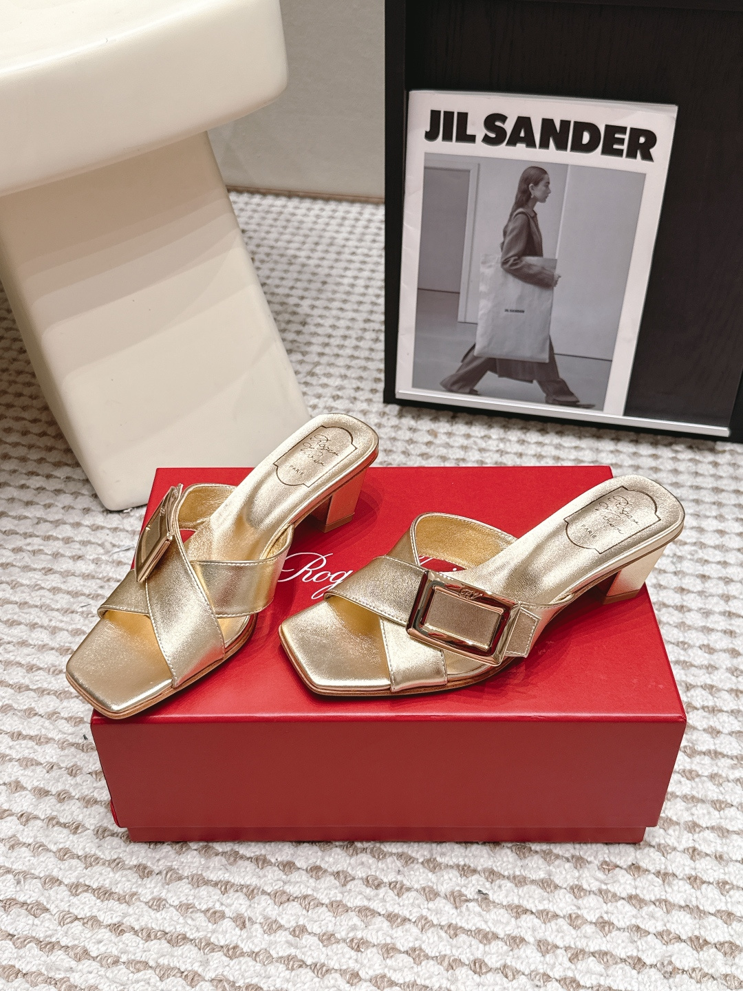 Женские золотые босоножки Roger Vivier с квадратной пряжкой