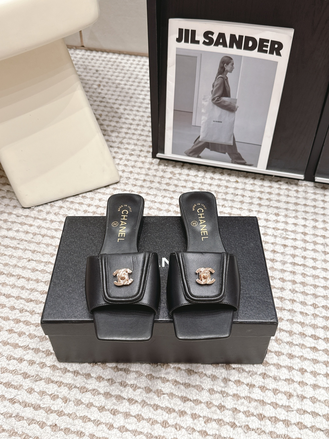 Шлёпанцы Chanel из натуральной кожи