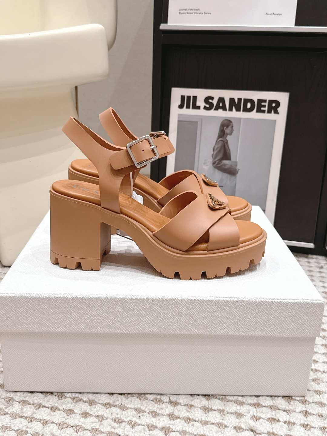 Женские босоножки Prada на платформе с треугольной эмблемой