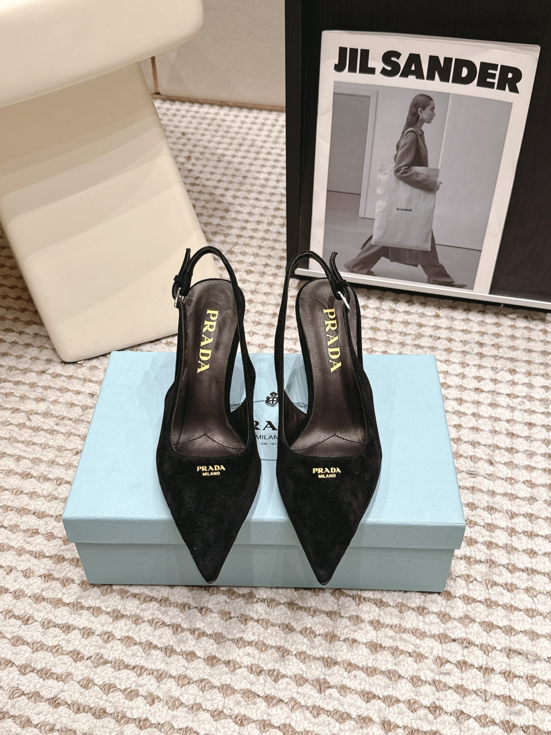 Женские черные замшевые босоножки с ремешком на пятке, Prada