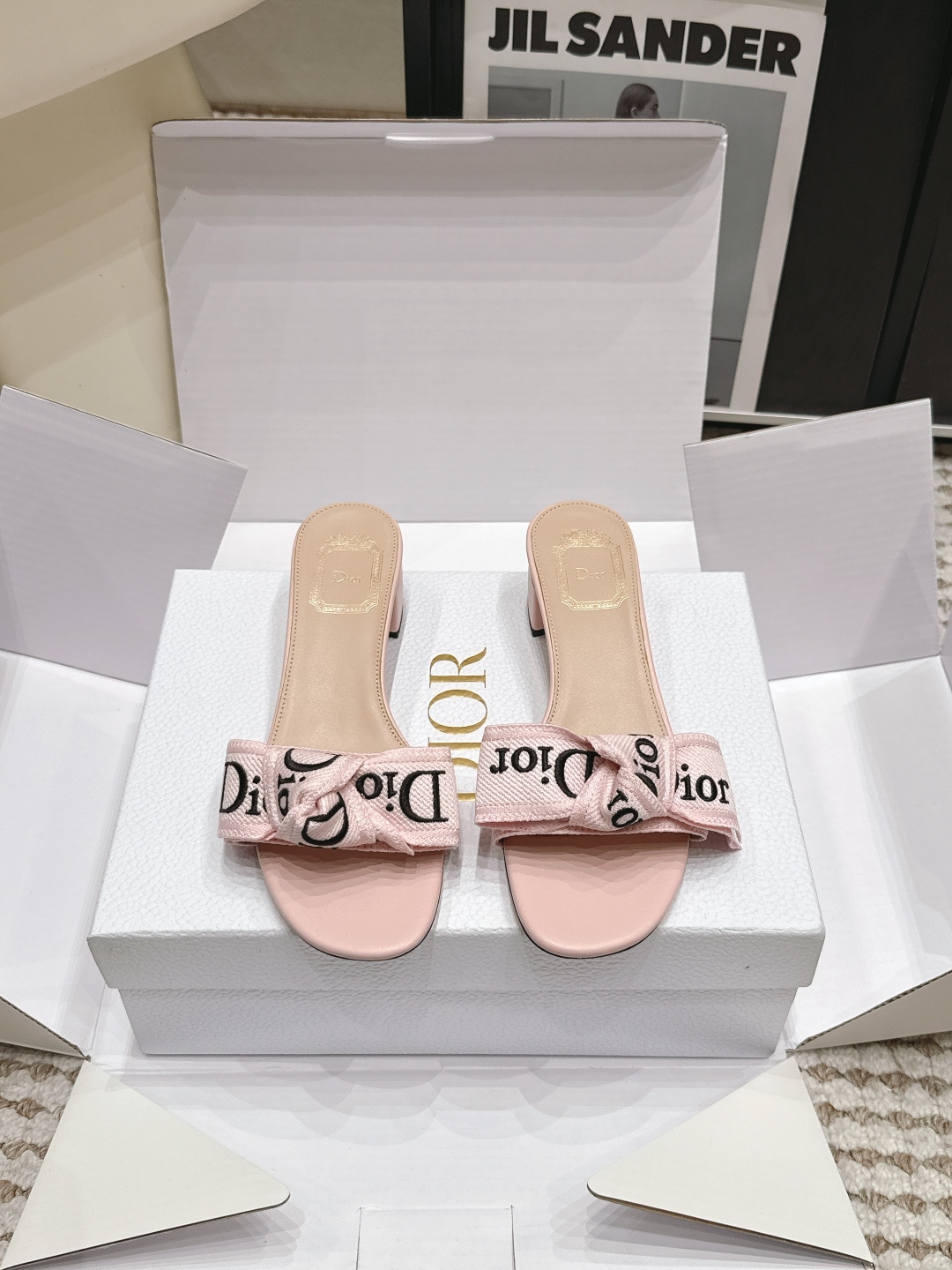 Женские розовые тапочки с логотипом и бантом Dior