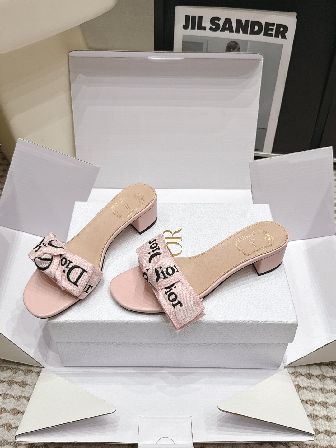 Женские розовые тапочки с логотипом и бантом Dior