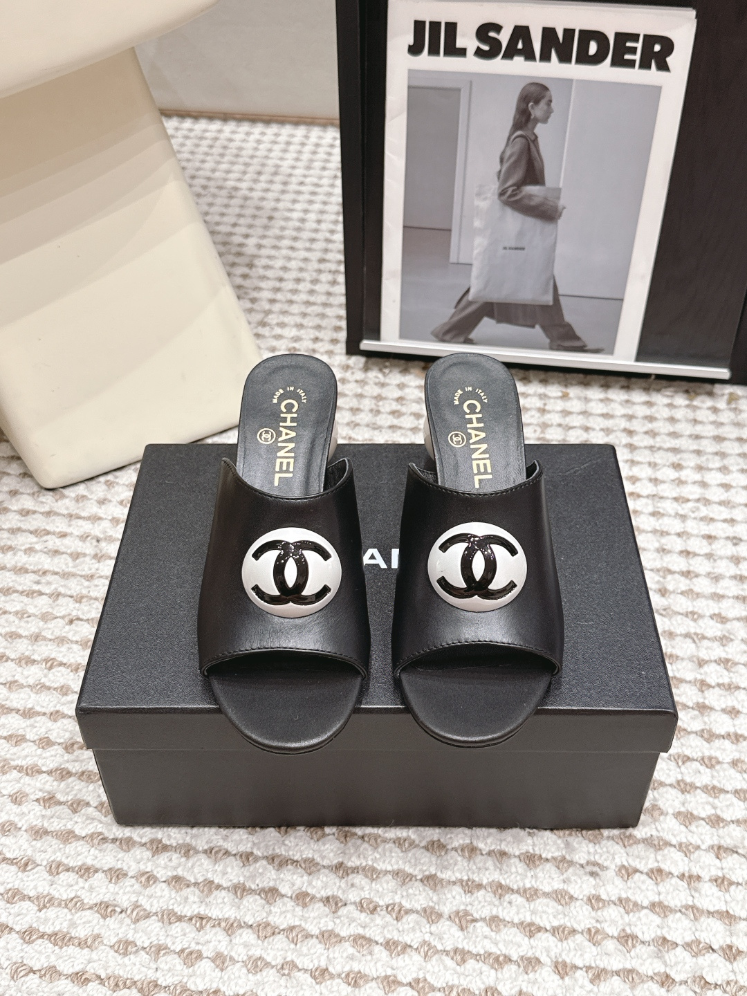 Черные замшевые шлепанцы с логотипом Chanel