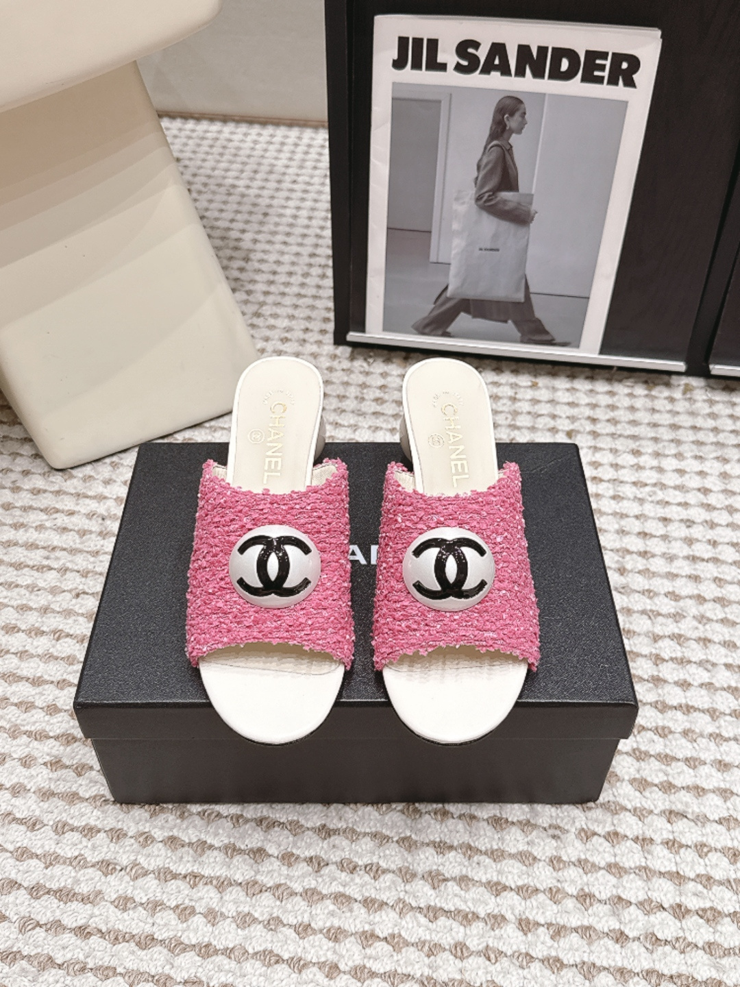 NO:869235,Purchasing agent Chanel 26ss spring and summer series large pearl heels sandals very popular large double C design, unique large pearl buckle, very time-consuming and labor-intensive, the retro classic rich C flavor will be passed down forever!  Fabric: Imported sheepskin, imported patent leather, lining sheepskin, outsole, Italian leather outsole, heel height 5.5cm, Size#35-41 (40-41 custom-made, non-refundable), slippers, chanel, slippers, sheepskin, Leather soles19860909代购级 Chanel 26ss 春夏系列 大珍珠跟 凉拖鞋 非常火的大双C设计,独特的珍珠大扣,非常耗时耗力,复古经典浓郁C味永久流传！ 面料进口羊皮 进口漆皮 内里羊皮 大底意大利真皮大底 跟高5.5cm Size#35-41（40 41订做不退换）,拖鞋,chanel,slippers,sheepskin,Leather soles,Women's Shoes