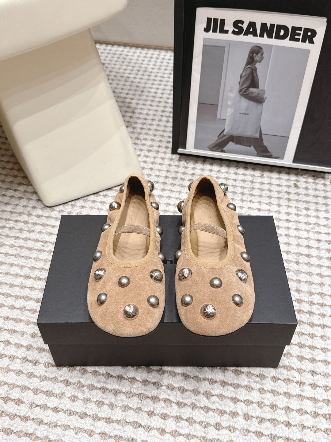 NO:869224,Purchasing agent level DYMONLATRY 26/ New ballet flats decorated with rivets. There are many celebrity Internet celebrities. The silhouette of classic Mary Jane ballet shoes is matched with a blunt big-toe shoe shape. It has an 'ugly' feeling. At the same time, the body of the shoe is decorated with metal rivets of different sizes, breaking the soft impression of traditional ballet shoes. The upper is cool and playful. It is made of soft sheepskin and has a wrinkled feel. It is equipped with an adjustable one-line elastic band.  Highly adaptable to different foot types. Fabric: cowhide. Sheepskin lining. Outsole Original molded outsole Size 35-40 (customized for 40), single shoes, mary jane, flats, cowhide, sheepskin19860909代购级 DYMONLATRY 26/ 新款铆钉装饰芭蕾平底鞋 超多明星网红种草 经典的玛丽珍芭蕾鞋轮廓 搭配圆钝的大头鞋型 自带“丑萌”感 同时鞋身装饰了大小不一的金属铆钉 打破了传统芭蕾鞋的柔美印象 又酷又俏皮鞋面采用软质羊皮材质 自带褶皱感 搭配可调节的一字松紧带 对不同脚型的适配度很高 面料牛皮 内里羊皮 大底原版开模大底 Size35-40（40定做）,单鞋,mary jane,flats,cowhide,sheepskin,Women's Shoes