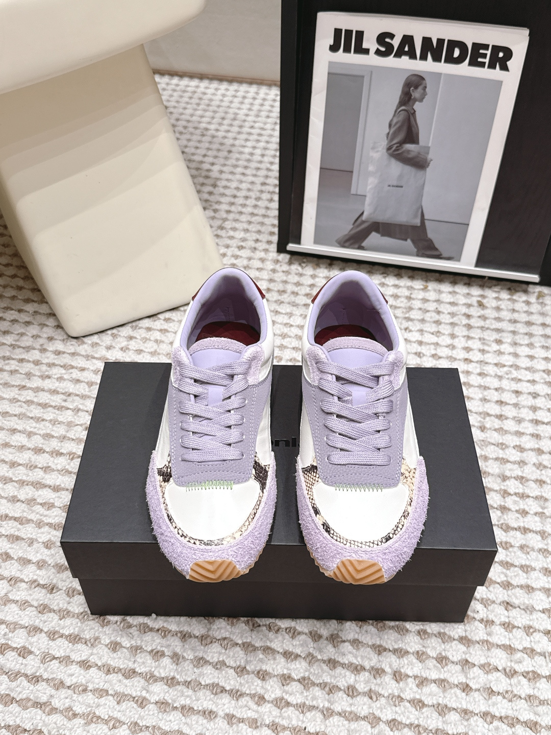 NO:869300,Purchasing Level #Women's Dymonlatry 26/ New Retro Moral Shoes Breathable Mesh Sports Shoes 'Who knew! These Forrest Gump shoes are welded directly to the feet.' Forrest Gump shoes that are gentle to the bone are here!  The design of genuine leather splicing mesh is breathable and high-end, and the soft soles are extremely comfortable on the feet, so your feet will not be tired after walking all day long. The retro Dexun shoes have a relaxed feel, and they are perfect with jeans, sports pants, and small skirts. They are the kind of versatile shoes that can be worn effortlessly to give a high-end feel. They perfectly capture the gentleness and casualness of summer!  Size35-40 (40 customized), casual shoes/sports shoes, sneakers, skirts, jeans19860909代购级 #女款 Dymonlatry 26/ 新款复古德训鞋透气网面运动鞋 「谁懂啊！这双阿甘鞋直接焊在脚上」温柔到骨子里的阿甘鞋来啦！真皮拼接网面的设计,透气又高级,软乎乎的鞋底上脚巨舒服,暴走一天都不累脚.复古的德训鞋型自带松弛感,搭配牛仔裤、运动裤、小裙子都超绝,是那种不费力就能穿出高级感的百搭款,夏天的温柔与随性被它拿捏得死死的！ Size35-40（40定做）,休闲鞋/运动鞋,sneakers,skirts,jeans,Women's Shoes