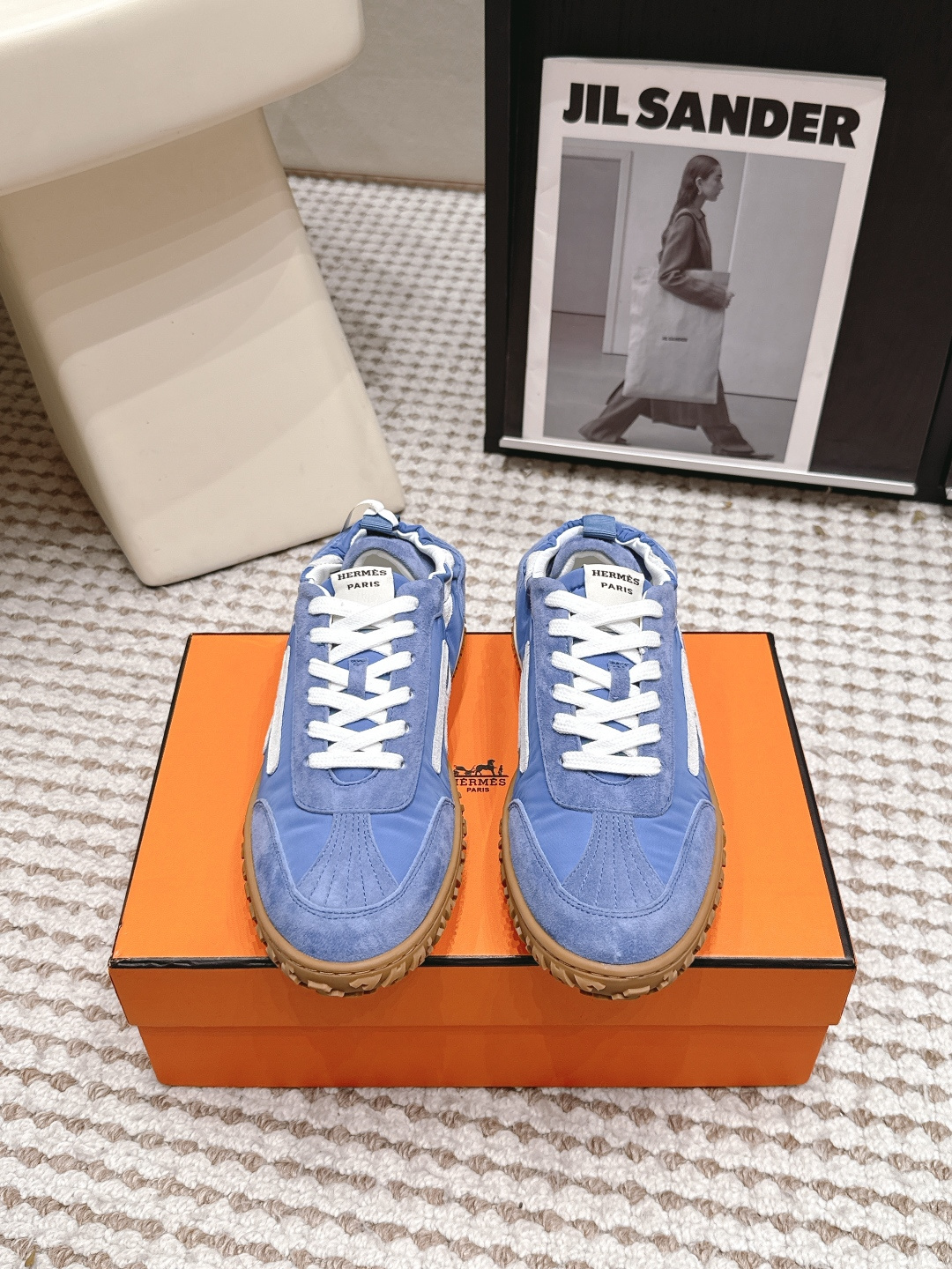 NO:869218,Purchasing agent for men #couple style Hermes 26/ Jet latest Dexun casual sports shoes. You must try this pair of shoes on your feet to find out how amazing they are. Although they are sports shoes, they feel elegant when worn. The shape and texture of the shoes are very good. Sisters who are confused about colors, I bought all the colors and unboxed them for the babies one after another. Actual test  Each color is unique and versatile. The shoes come with insoles that increase within about 2 cm. Suede goatskin sneakers are decorated with contrasting patterns and iconic 'H' details, and are beautifully packaged at the delivery counter. Fabric: suede + cowhide. Lining mixed sheep lining. Outsole original TPU Size: #35-45 (40 for women, 45 for men, custom-made and non-returnable), casual shoes/sports shoes, hermes, hermes, sneakers, cowhide, sheepskin, chamois  leather19860909代购级男 #情侣款 Hermes爱马仕 26/ Jet 最新 德训 休闲运动鞋 这双鞋一定要上脚试才发现有多惊艳,虽然是运动鞋但是穿上却有优雅感鞋形和质感都非常好.纠结颜色的姐妹我买了所有色 陆续给宝宝们开箱 实测 每个颜色既特别又百搭.鞋子自带大概2厘米内增高鞋垫.麂皮山羊皮运动鞋装饰撞色图案和标志性“H”细节,配送专柜精美包装 面料麂皮+牛皮 内里混种羊里 大底原版TPU Size : #35-45(女40.男45定做不退换）,休闲鞋/运动鞋,hermes,hermes,sneakers,cowhide,sheepskin,chamois leather,Women's Shoes