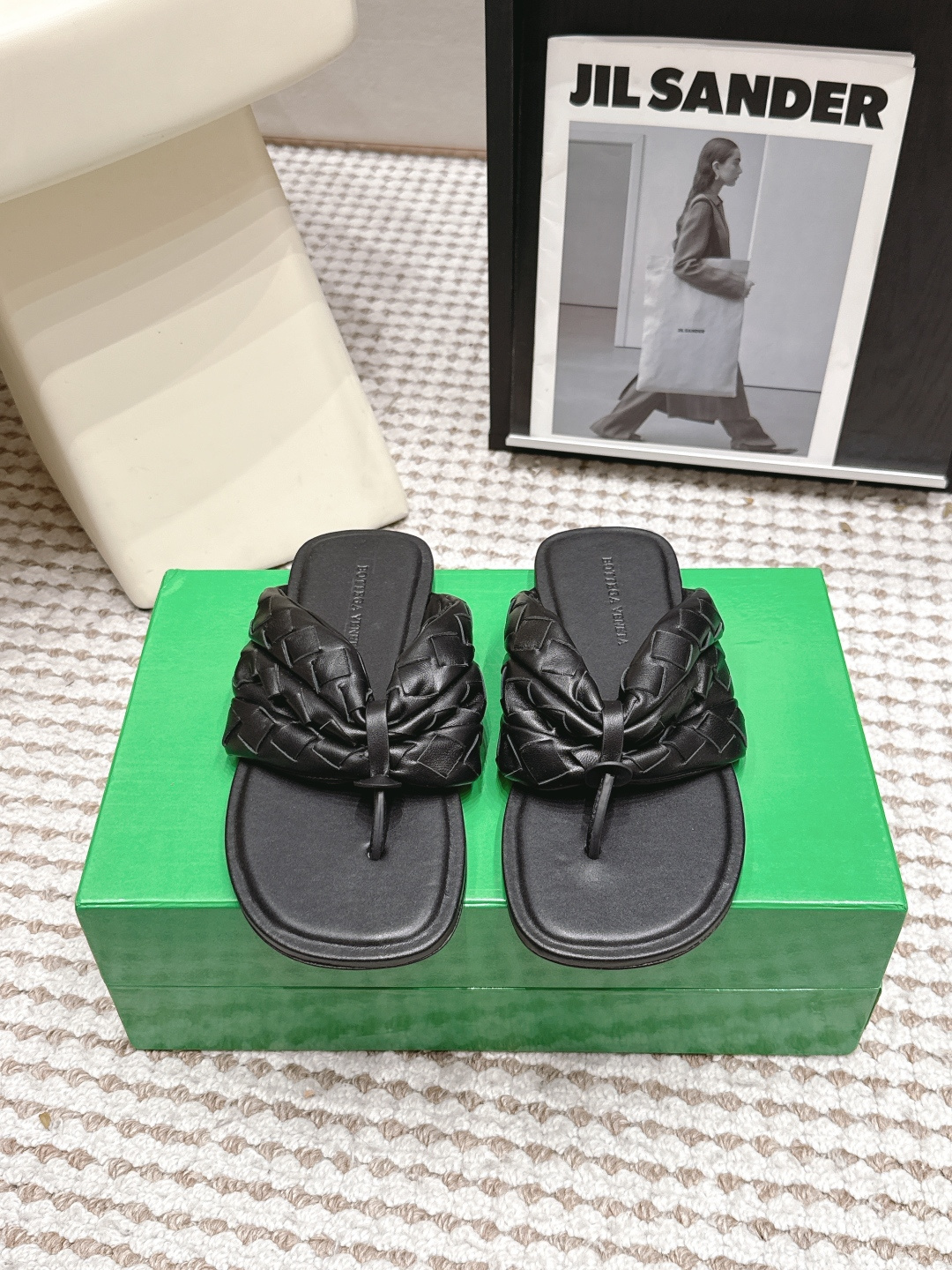 NO:869293,Purchasing agent level BV Sampieri Flat Thong 26/ New style flip-flops BV sheepskin flip-flops, just in need of light luxury items in summer, carefully selected first-layer sheepskin, soft and non-grinding on the feet, multi-layer braided flip-flops design, low-key recognition, square toe version to modify the foot shape, one-touch control at home and out, casual Italian-style relaxation. Fabric lambskin, lining sheepskin  Outsole Italian leather outsole/injection rubber craftsmanship Size35-42 (customized for 40 41 42), split-toe shoes, bottega veneta, slippers, sheepskin, Leather soles19860909代购级 BV Sampieri Flat Thong 26/ 新款 夹趾拖鞋 Bv羊皮人字拖,夏日刚需轻奢单品,甄选细腻头层羊皮,上脚软糯不磨趾,多层编织夹趾设计,低调辨识度拉满,方头版型修饰脚型,居家外出一键拿捏,随性穿出意式松弛感 面料小羊皮 内里羊皮 大底意大利真皮大底/注塑橡胶工艺 Size35-42（40 41 42定做）,分趾鞋,bottega veneta,slippers,sheepskin,Leather soles,Women's Shoes