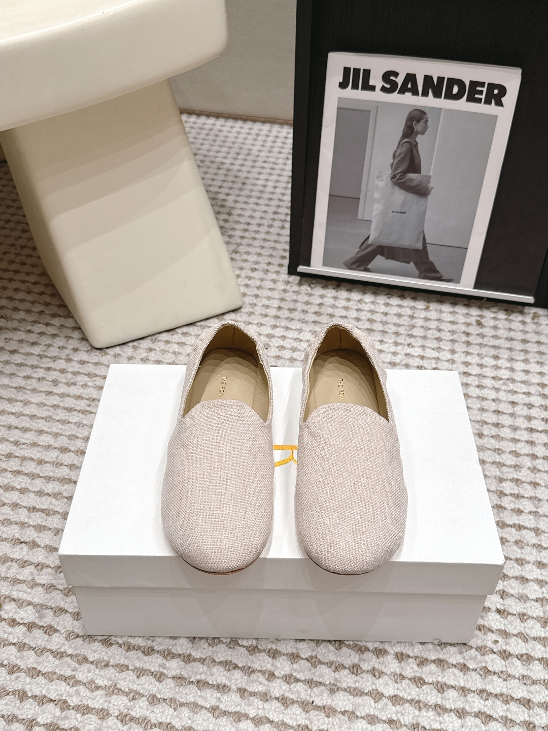 NO:871160,Purchasing agent The Row 26ss new spring and summer loafers. I fell in love with these shoes at first sight. It has a retro flavor and looks good with any combination!  All major Internet celebrity bloggers are wearing it. The whole shoe is very soft and easy to wear without rubbing on the feet. Simple and versatile~ It continues the minimalist style. The unlined structure makes the shoe body extremely light and close to the skin. The whole pair of shoes seems simple but the craftsmanship is difficult. It is made of full leather bags and made by master craftsmen. It is super waste material. It is comfortable, soft and skin-friendly when worn barefoot. There is no need to worry about the foot feel. It is necessary to wear well.  It’s a style that you won’t want to take off if you don’t want to take it off. For those who have high requirements for foot feel, close your eyes and enter it. Fabric Original custom-made imported vegetable-tanned sheepskin. Lining/foot pads imported grain sheepskin. Outsole: Original genuine leather outsole Size#35-40 (40 orders made, non-returnable), loafers, loafers, sheepskin, Leather soles19860909代购级 The Row 26ss 春夏季新款 乐福鞋 单鞋 第一眼看到这个鞋子就爱上了,带点复古味随意搭配都好看！ 各大网红博主都在穿它,整个鞋子非常柔软,好穿不磨脚.简约百搭款~ 延续了一贯极简风格,无内衬结构使得鞋身极其轻便贴肤,整双鞋子看似简单其实工艺很难 采用全皮套包制作工艺,老师傅制作,超级废料,上脚裸穿舒适柔软亲肤,脚感方面完全不可担心,好穿是必须的 穿若无穿的上脚体验,穿上就不想脱的款,对脚感要求高的闭眼入它 面料原版定制进口植鞣羊皮 内里/垫脚进口粒面羊皮 大底: 原版真皮大底 Size#35-40（40订做不退换）,乐福鞋,loafers,sheepskin,Leather soles,Women's Shoes