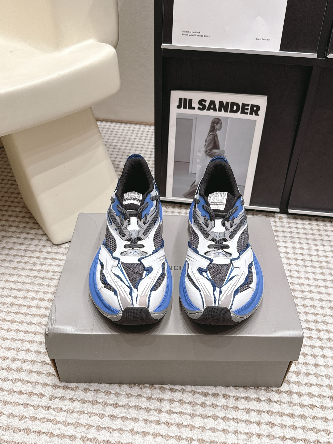 NO:871150,Purchasing agent Balenciaga 26s thick-soled casual shoes for couples. Original purchase and development, one-to-one production. Balenciaga 3XL Sneaker. The overall shoe shape draws on the creative ideas of Balenciaga Track and Balenciaga Runner. It is equivalent to removing the outer frame of the Track shoe body while inheriting the streamlined shape of the Runner and the flat toe of the Track. A pair of tied shoelaces are added to the front of the shoe for concave shape... Fabric:  Original customized technology mesh material/gluing process Inner: Original customized breathable mesh Foot: Original customized breathable mesh injection molding Outsole: Original open mold TPU molded bottom Size: 35-44 (41 for women, 45.46 for men) Packaging: Original full set of packaging, loafers casual shoes/sports shoes, balenciaga, balenciaga, loafers, sneakers19860909代购级 Balenciaga巴黎世家 26s 情侣厚底休闲鞋 原版购入开发,一比一做货Balenciaga 3XL Sneaker 整体鞋型汲取了Balenciaga Track和Balenciaga Runner两款鞋型的创作思路 相当于把 Track鞋身的外框拆了下来 同时继承了 Runner的流线造型和 Track扁平的鞋头.在鞋面前段另加了一副绑着的的鞋带 用作凹造型…… 面料: 原版定制科技网料/压胶工艺 内里: 原版定制透气网 垫脚: 原版定制透气网注塑成型 大底: 原版开模TPU成型底 码数: 35-44（女41.男45.46定） 包装: 原版全套包装,乐福鞋休闲鞋/运动鞋,balenciaga,balenciaga,loafers,sneakers,Women's Shoes