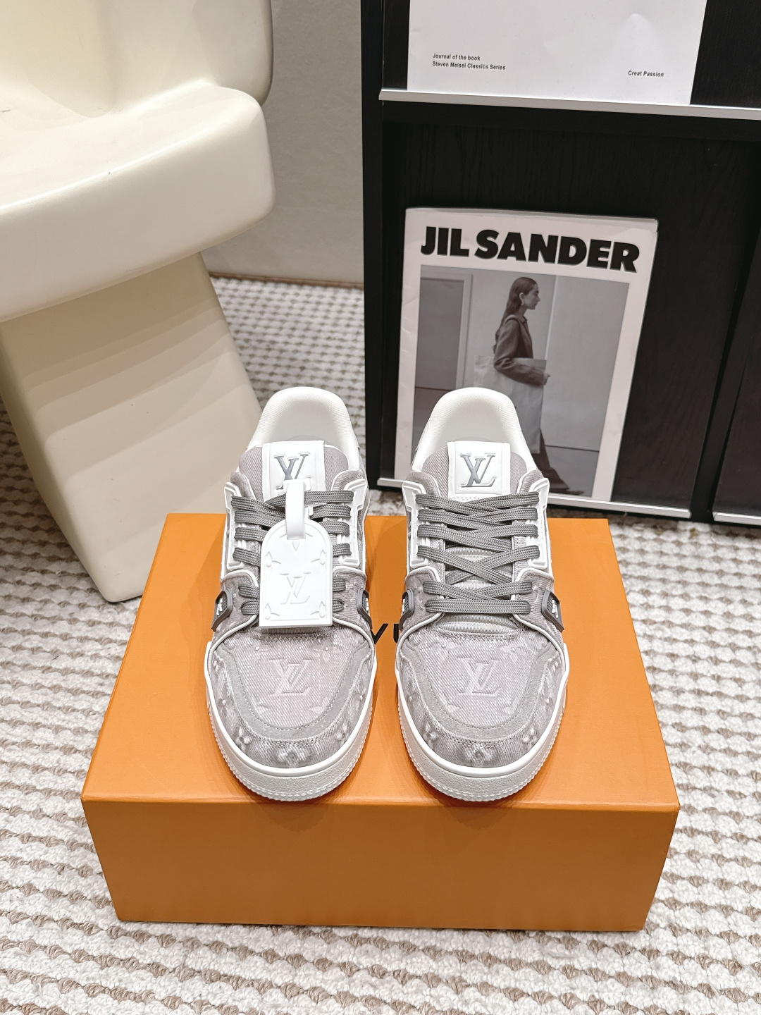 NO:869234,Purchasing-grade Louis Vuitton 26ss is a hot item from Lvjia!  Trainer sneakers are a must buy for everyone, you will never regret it!  Super versatile and high-end!  It goes well with any kind of clothes. The most important thing is that it is very attractive. The manufacturing process of the top OEM is very strict!  The materials are all top-grade cowhide customized from overseas, and the texture of the leather is the same as the original. It is super high-end, especially the texture that comes out when the shoe is bent, it has a completely ZP feel!  The outsole is also customized by our private model, with exclusive control. The entire font and concave and convex feel are difficult to distinguish between true and false. Size #Female 35-41 #Male 38-47 (Female 40 41 Male 45 46 47 is customized and non-returnable), casual shoes/sports shoes, louis vuitton, louis vuitton, louis vuitton, sneakers, cowhide19860909代购级 Louis Vuitton 26ss 驴家的爆款！trainer板鞋,每个人都必须入的款,绝不后悔！ 超级百搭高级！什么衣服都好搭.最主要是超耐看的. 顶级代工厂制程超严格！材料都是海外定制的顶级牛皮,皮纹质感都是原版的感觉 超高级,特别是鞋子折弯的时候出来的纹路,完完全全就是zp的感觉！ 大底也是我们私模定制的,独家把控,整个字体和凹凸感,真假难辨. Size#女35-41 #男38-47（女40 41 男45 46 47定做不退换）,休闲鞋/运动鞋,louis vuitton,louis vuitton,louis vuitton,sneakers,cowhide,Women's Shoes