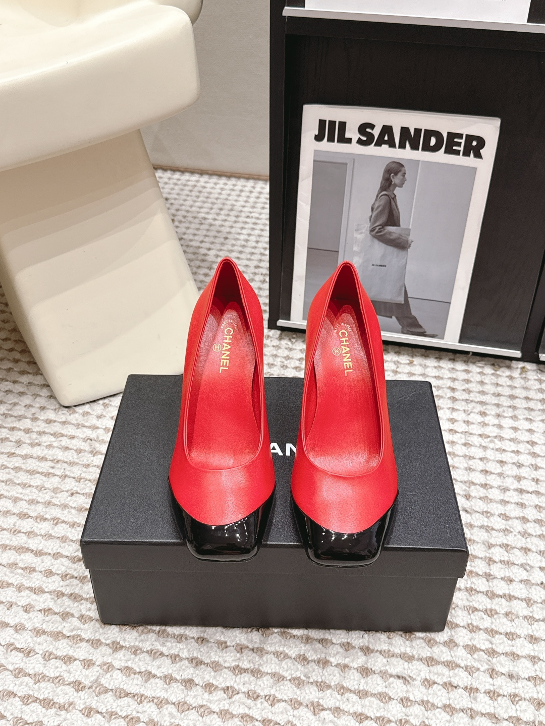 NO:869281,Purchasing agent level CHANE* Xiaoxiang 026/new style square toe, color matching, high-heeled shoes. Ms. Chanel loves simple and irresistible styles. The combination shows a unique dressing style. Free mix and match to shine in place and follow the fashionable steps of Grandma Xiang!  !  !  The top-notch craftsmanship and texture are perfectly presented. No matter any details, you can compare them with the counters. You can enter and exit the counters at will with the best quality products!  !  Fabric: Original customized sheepskin/patent leather Lining: Original customized sheepskin Foot pads: Original customized sheepskin Outsole: Original customized genuine leather sole Heel height: 9cm Size: 35-39 (40.41. Customization is non-returnable) Packaging: Original full package, high heels and sandals, chanel, chanel, sandals, high heels, sheepskin19860909代购级 CHANE*小香026/新款 方头 拼色 高跟单鞋 香奈儿女士钟爱简约又难以抗拒系 搭配展现与众不同的穿搭风格、自由混搭闪耀到位跟紧香奶奶时尚步伐！！！ 顶级工艺质感完美呈现,无论任何细节均可对比专柜,最好级别的顶级货,随意进出专柜！！ 面料: 原版定制羊皮/漆皮 内里: 原版定制羊皮 垫脚: 原版定制羊皮 大底: 原版定制真皮底 跟高: 9cm 码数: 35-39（40.41.定制不退换） 包装: 原版全套包装,高跟鞋凉鞋,chanel,chanel,sandals,high heels,sheepskin,Women's Shoes