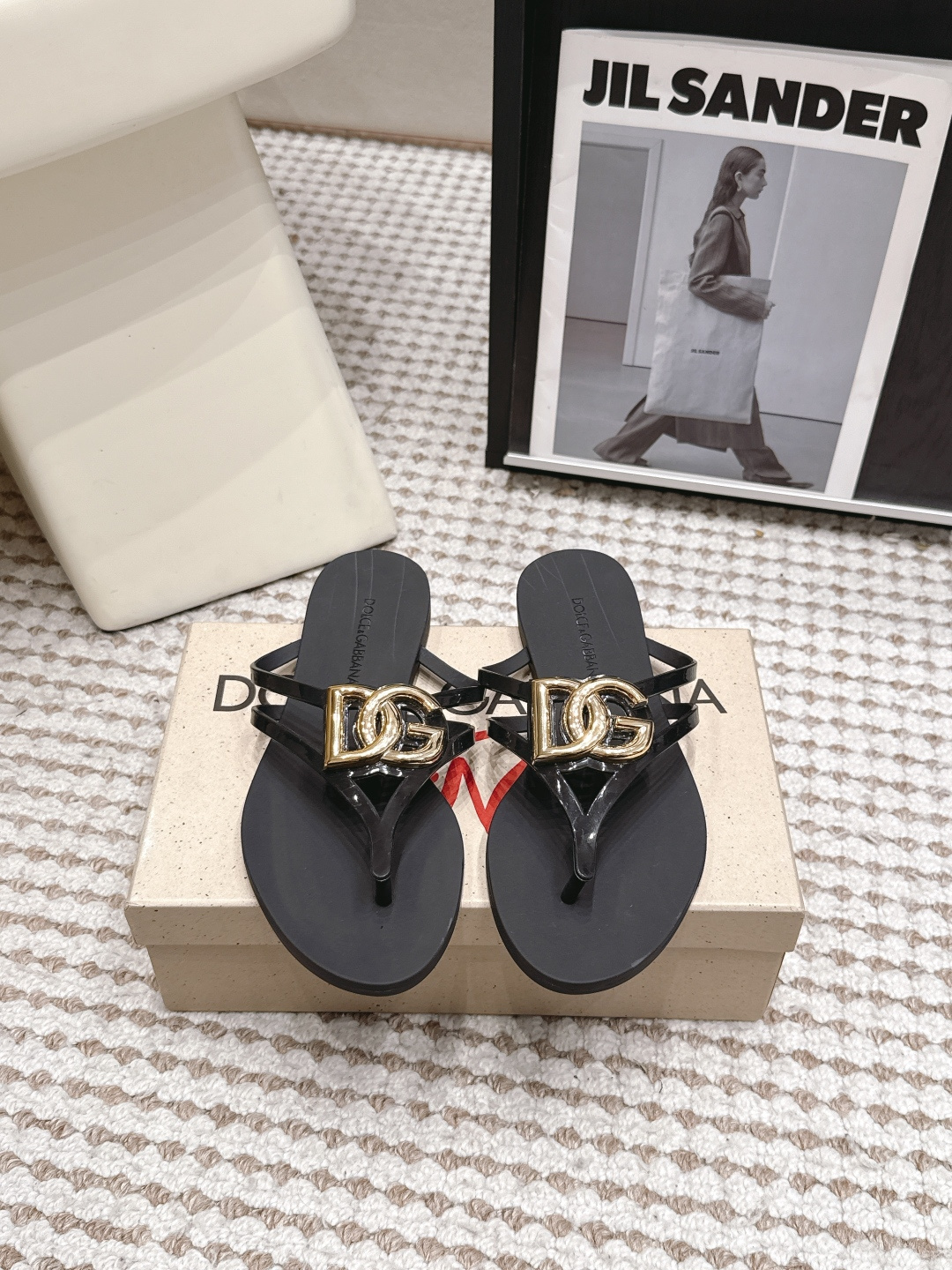 NO:869276,Purchasing agent grade DOLCE&GABBANA 26/Summer new round toe thong sandals Original 1:1 customization, this year's most fashionable and popular retro British style, simple and elegant, all styles are good-looking, very comfortable, fashionable and versatile... Original molded TPU/buckle lining Original molded TPU Foot pads Original molded TPU outsole Original molded TPU molded bottom Heel height 1.0cm  Size 36-40 (41.42 customized, non-returnable) Original full package, split-toe shoes, Dolce&Gabbana, Dolce&Gabbana, slippers19860909代购级 DOLCE&GABBANA 杜嘉班纳 26/夏季新款 圆头夹趾凉拖鞋 原版1:1定制,今年最潮最流行复古英伦风,简约大气,款款都好看,非常舒适,时尚百搭…… 鞋面原版开模TPU/彪扣 内里原版开模TPU 垫脚原版开模TPU 大底原版开模TPU成型底 跟高1.0cm 码数36-40（41.42定制不退换） 包装原版全套包装,分趾鞋,Dolce&Gabbana,Dolce&Gabbana,slippers,Women's Shoes