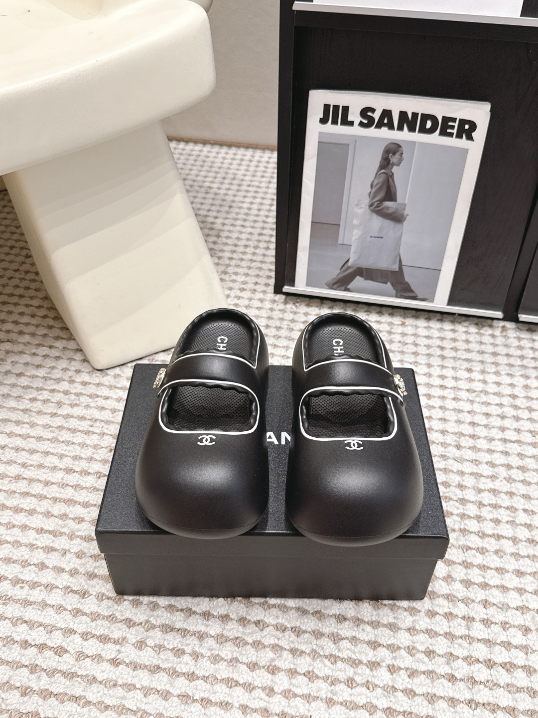 NO:871168,Purchasing agent Chanel26ss popular design thick-soled slippers. They are really attractive. The more you look at them, the more you like them!  The good news for short babies can directly lengthen their body proportions!  !  The shoe body is soft and comfortable, and the sole is wear-resistant and non-slip - and each color is very versatile. It is really suitable for this spring and summer. The upper is made of original EVA. The original rubber outsole is Size#35-40 (customized for 40), half drag, chanel, slippers.19860909代购级 Chanel26ss 爆款设计厚底拖鞋 爆真的是很耐看越看越喜欢！矮个子宝宝的福音直接拉长身材比例！！ 鞋身柔软舒适,鞋底耐磨防滑-而且每个颜色都非常百搭.真的太适合这个春夏  鞋面原版EVA一体成型 原版橡胶大底 Size#35-40（40定做）,半拖,chanel,slippers,Women's Shoes