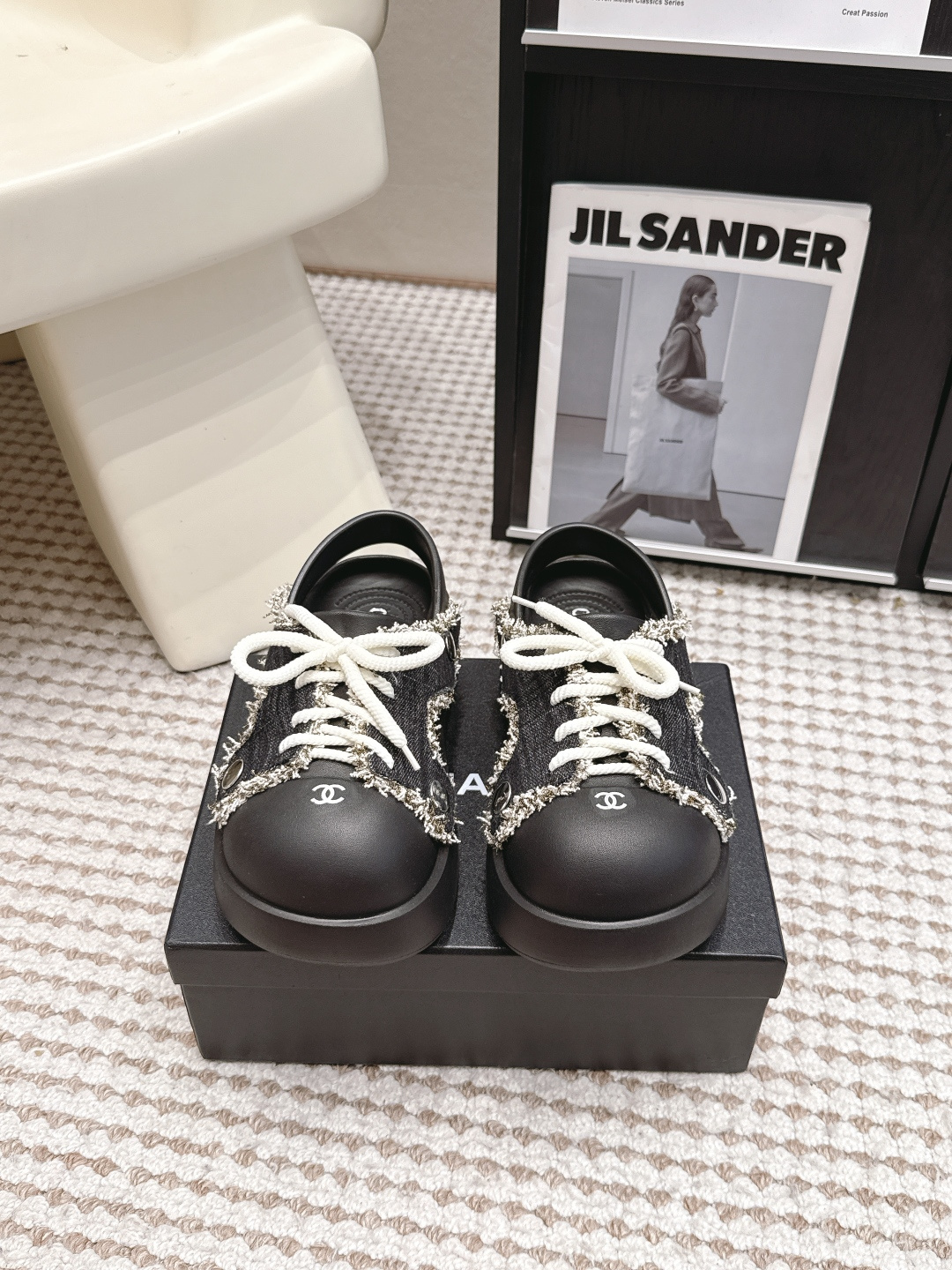 NO:871177,Purchasing agent Chanel26ss popular design thick-soled sandals. They are really attractive. The more I look at them, the more I like them!  The good news for short babies can directly lengthen their body proportions!  !  The shoe body is soft and comfortable, the sole is wear-resistant and non-slip - and each color is very versatile. It is really suitable for this spring and summer. The upper is made of original EVA and the original rubber outsole is Size#35-40 (customized for 40), half drag, chanel, sandals19860909代购级 Chanel26ss 爆款设计厚底凉鞋 爆真的是很耐看越看越喜欢！矮个子宝宝的福音直接拉长身材比例！！ 鞋身柔软舒适,鞋底耐磨防滑-而且每个颜色都非常百搭.真的太适合这个春夏  鞋面原版EVA一体成型 原版橡胶大底 Size#35-40（40定做）,半拖,chanel,sandals,Women's Shoes